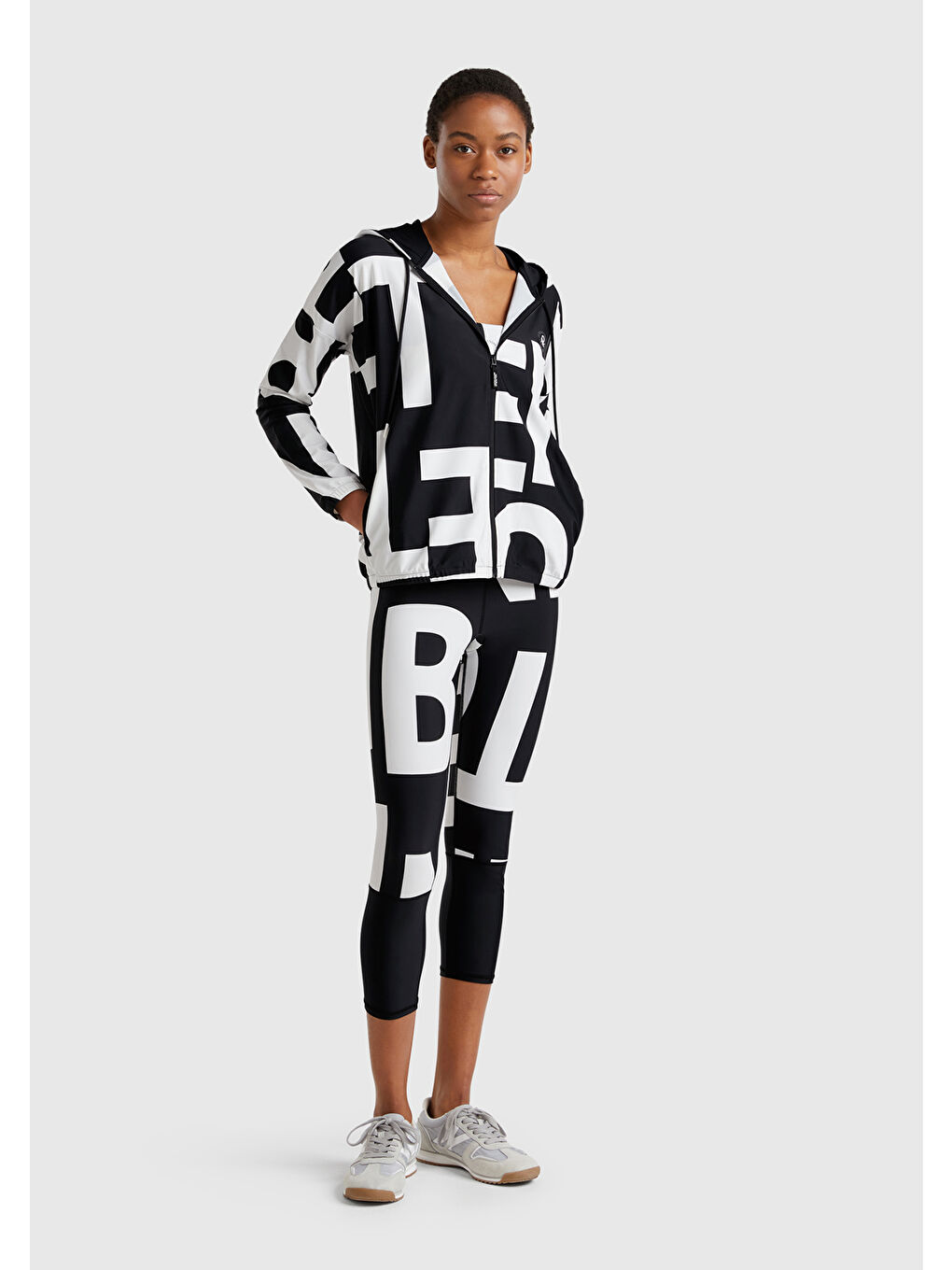 Kadın Siyah Yazı Desenli Önü Fermuarlı İp Detaylı Kapüşonlu Sweatshirt-4