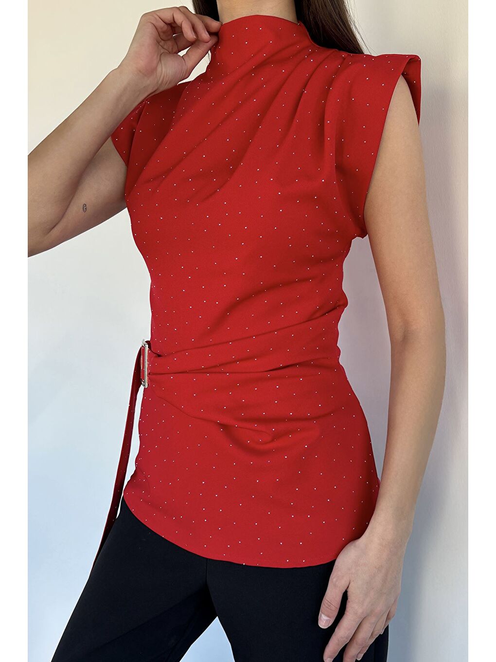 Kırmızı Kadın Taşlı Kemer Detaylı Bluz-3