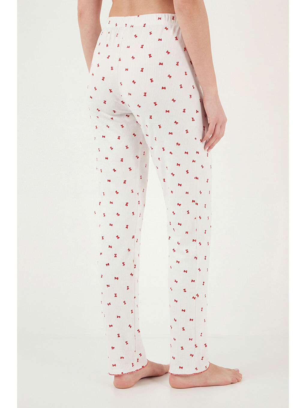 Beyaz Regular Fit Desenli V Yaka Kısa Kollu Pijama Takımı 65770836-5