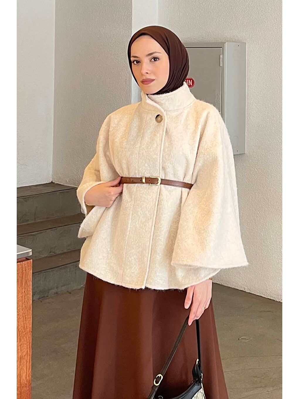 Ekru Hakim Yaka Kemer Detaylı Kaşe Panço Krem-1