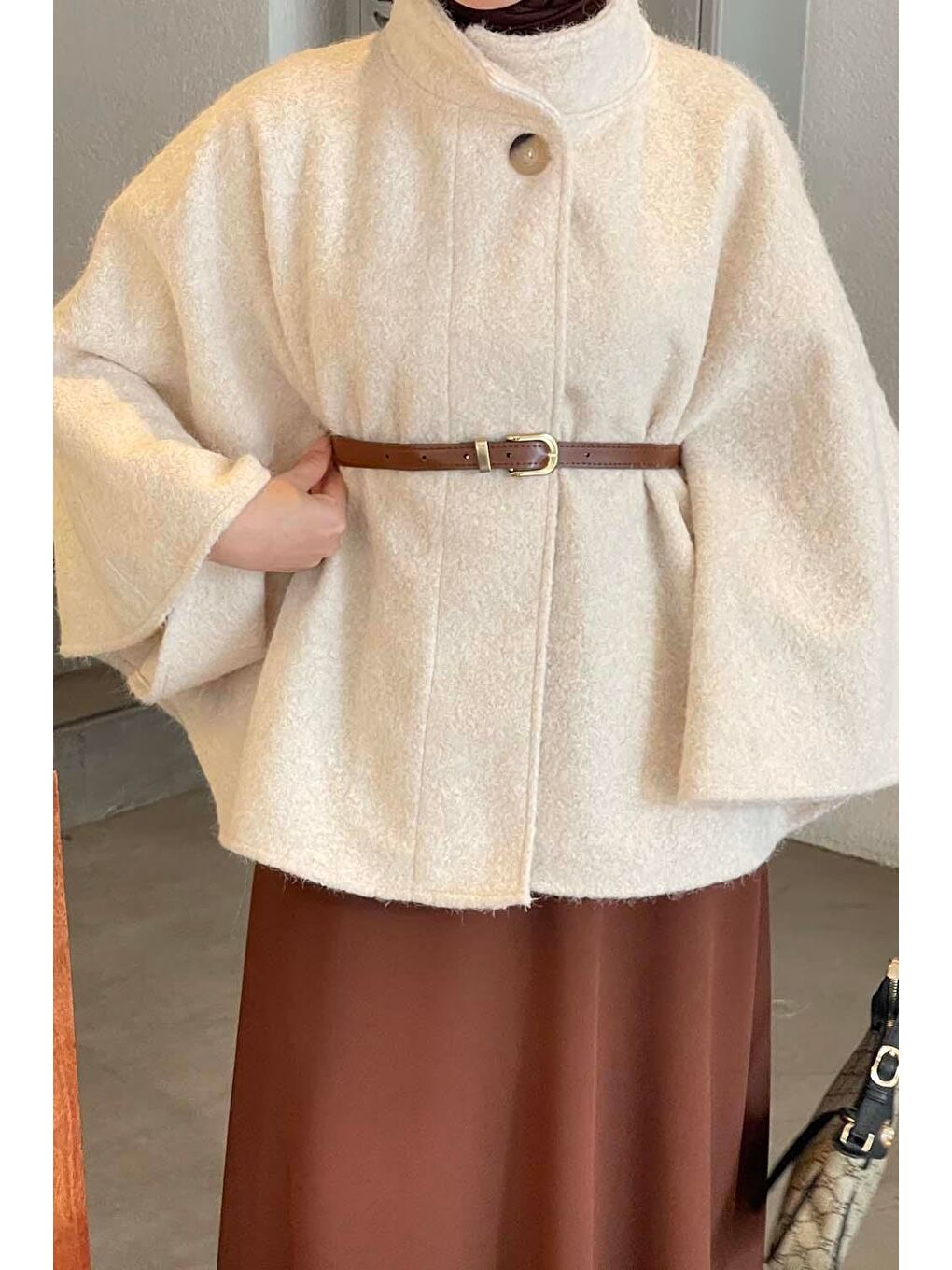 Ekru Hakim Yaka Kemer Detaylı Kaşe Panço Krem-2