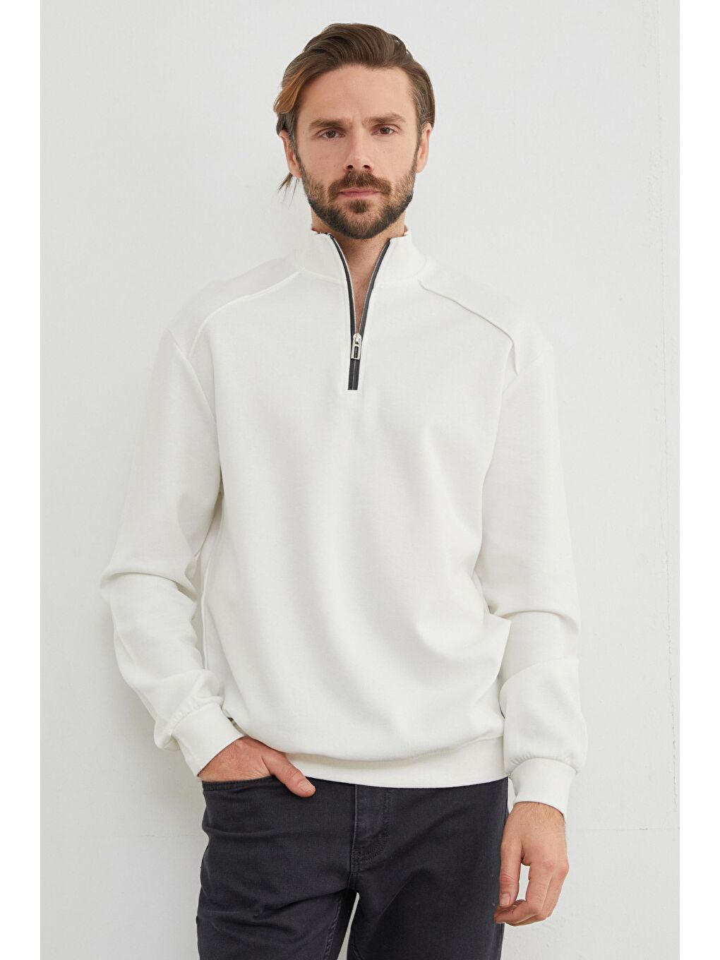 Beyaz Dik Yaka Yarım Fermuarlı Büyük Beden Sweatshirt