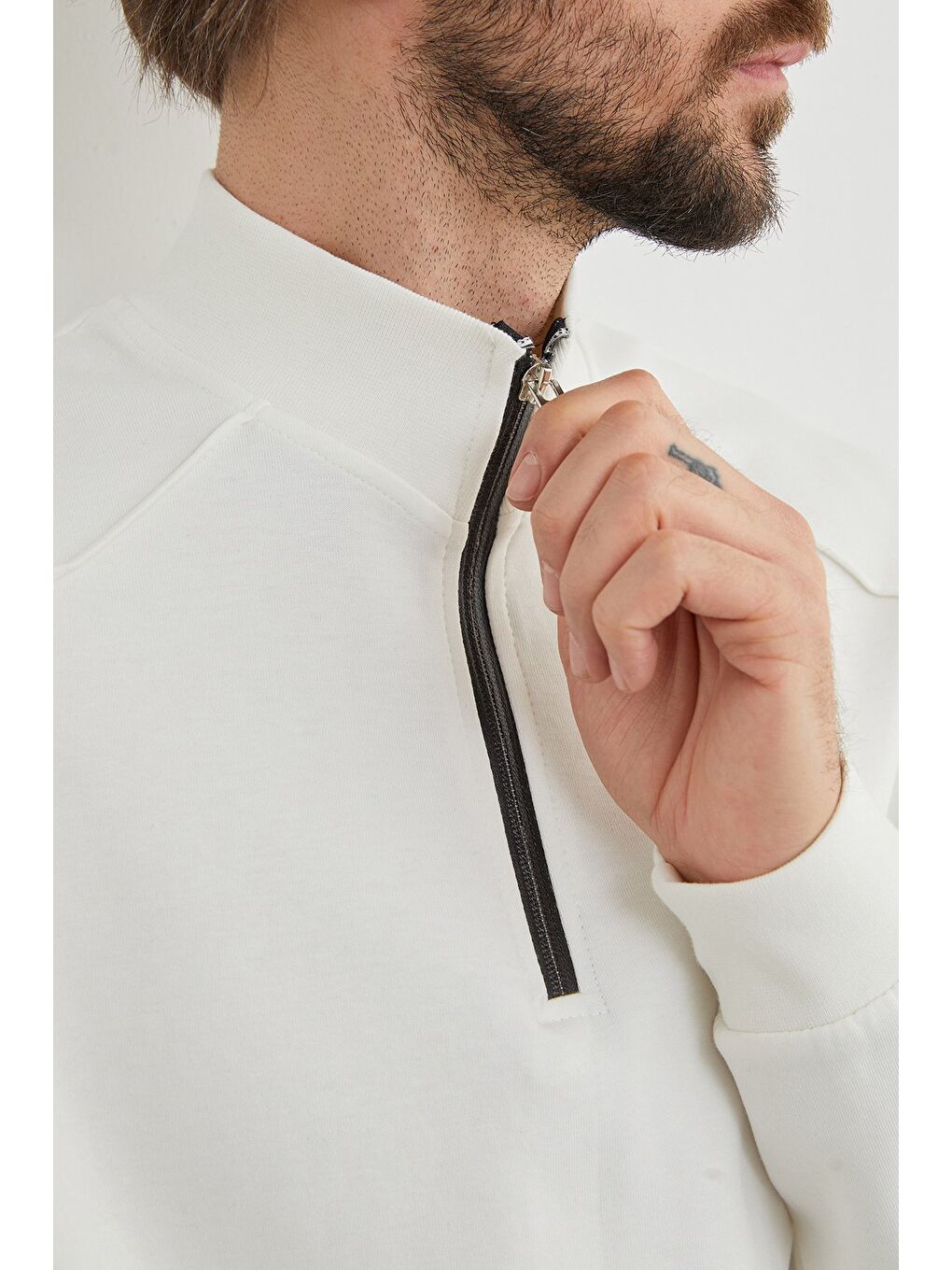Beyaz Dik Yaka Yarım Fermuarlı Büyük Beden Sweatshirt-1