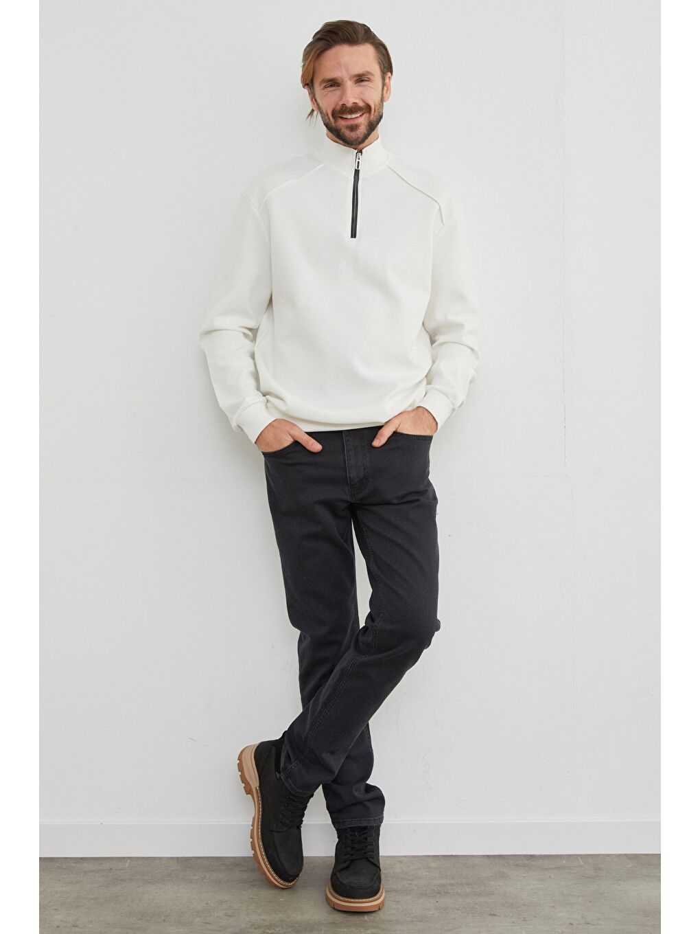 Beyaz Dik Yaka Yarım Fermuarlı Büyük Beden Sweatshirt-2