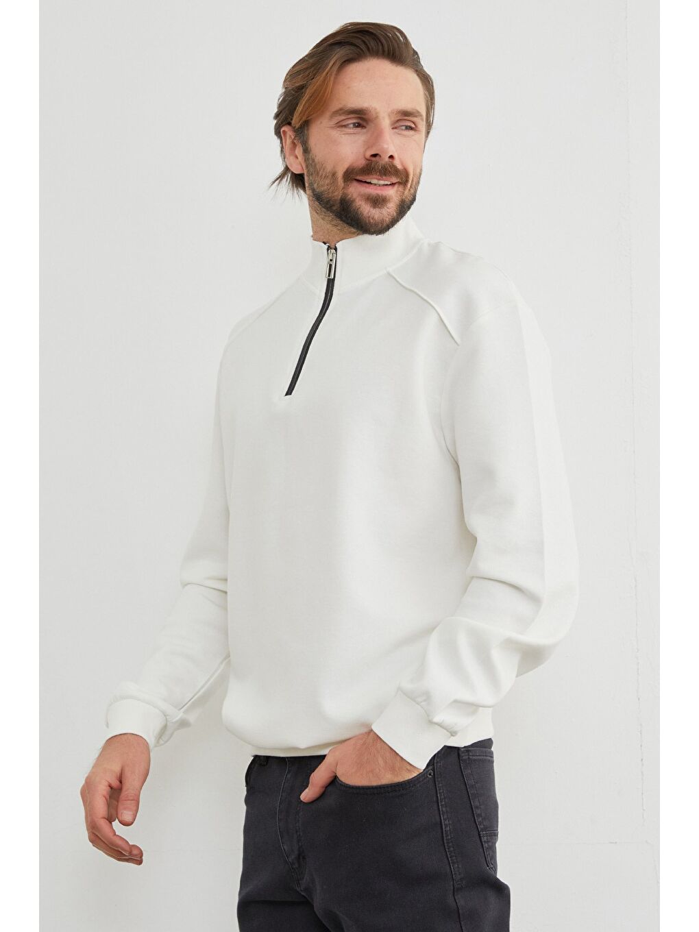 Beyaz Dik Yaka Yarım Fermuarlı Büyük Beden Sweatshirt-3