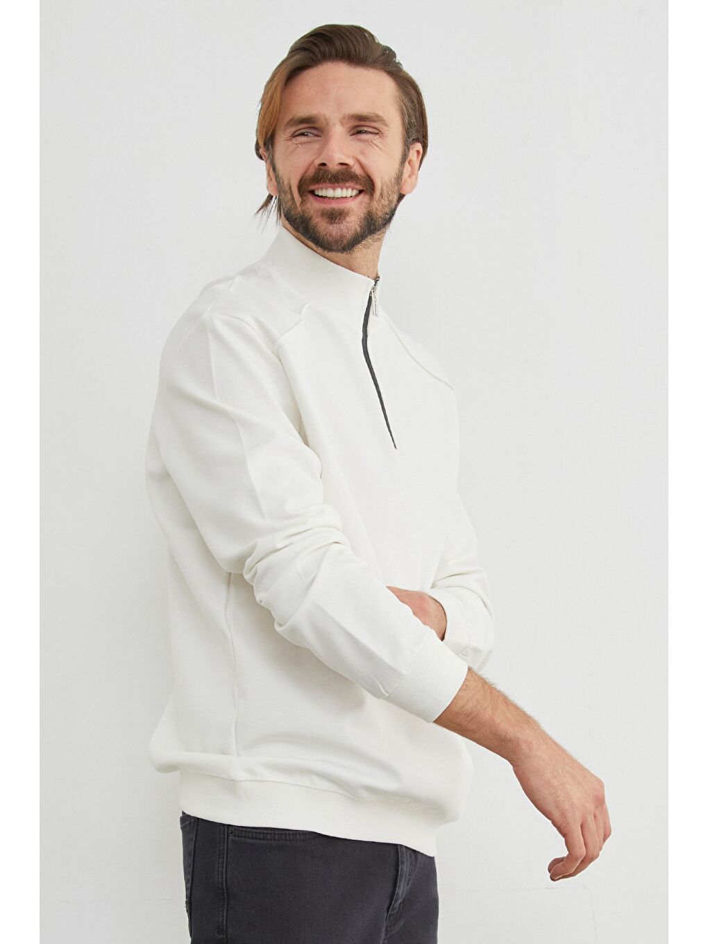 Beyaz Dik Yaka Yarım Fermuarlı Büyük Beden Sweatshirt-4
