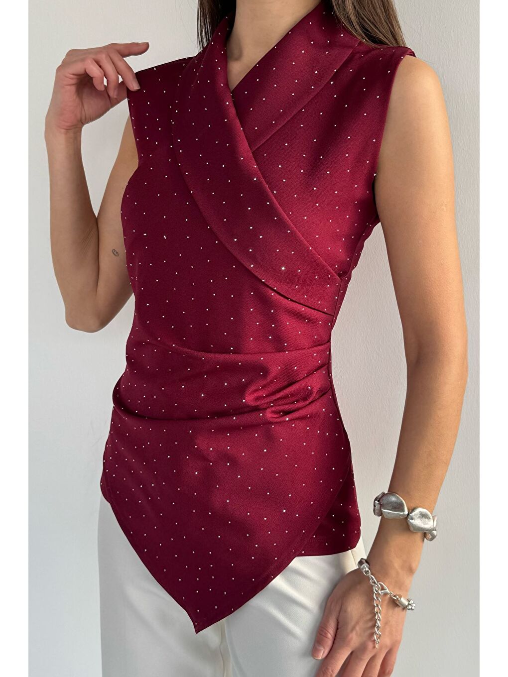 Bordo Kadın Kruvaze Yaka Taşlı Drapeli Asimetrik Kesim Bluz-1