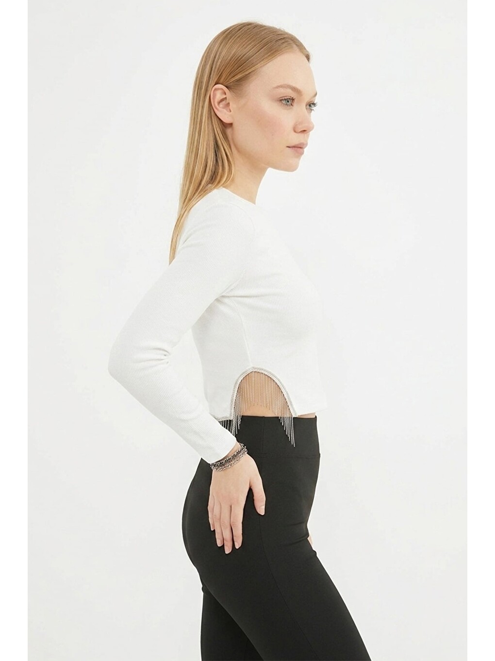 Ekru Zincir Detaylı Scuba Kumaş Crop Bluz-1