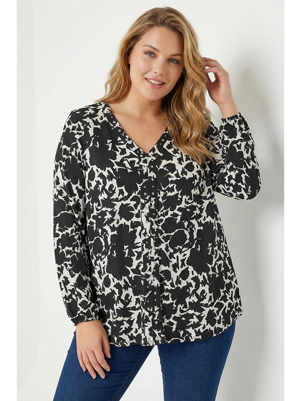 Beyaz Büyük Beden Siyah Soyut Desenli Taşlı Bluz 615712