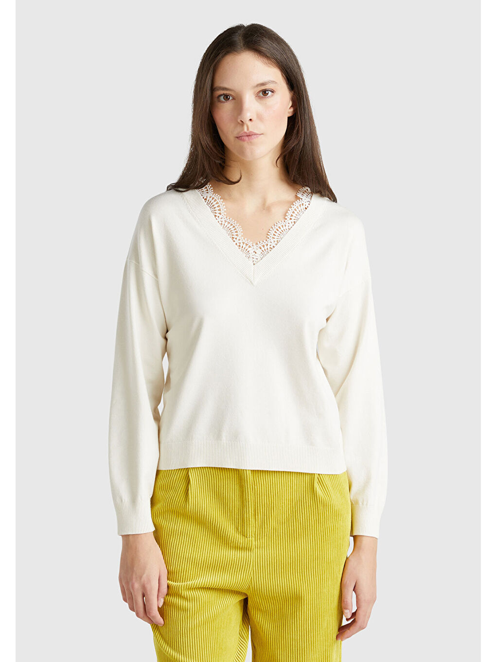 Kadın Beyaz Viskoz Karışımlı Dantel Detaylı V Yaka Kazak-1