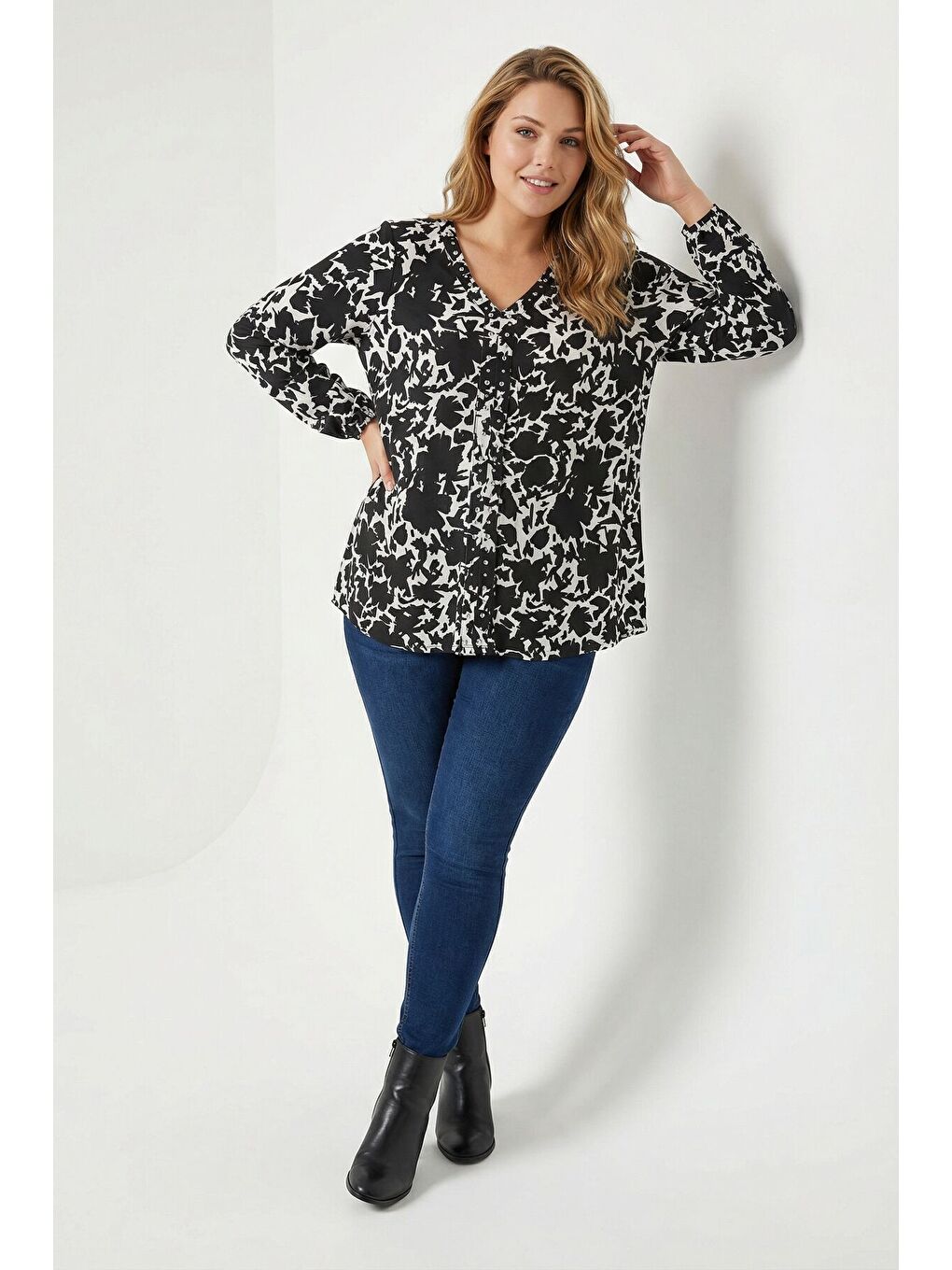 Beyaz Büyük Beden Siyah Soyut Desenli Taşlı Bluz 615712-1