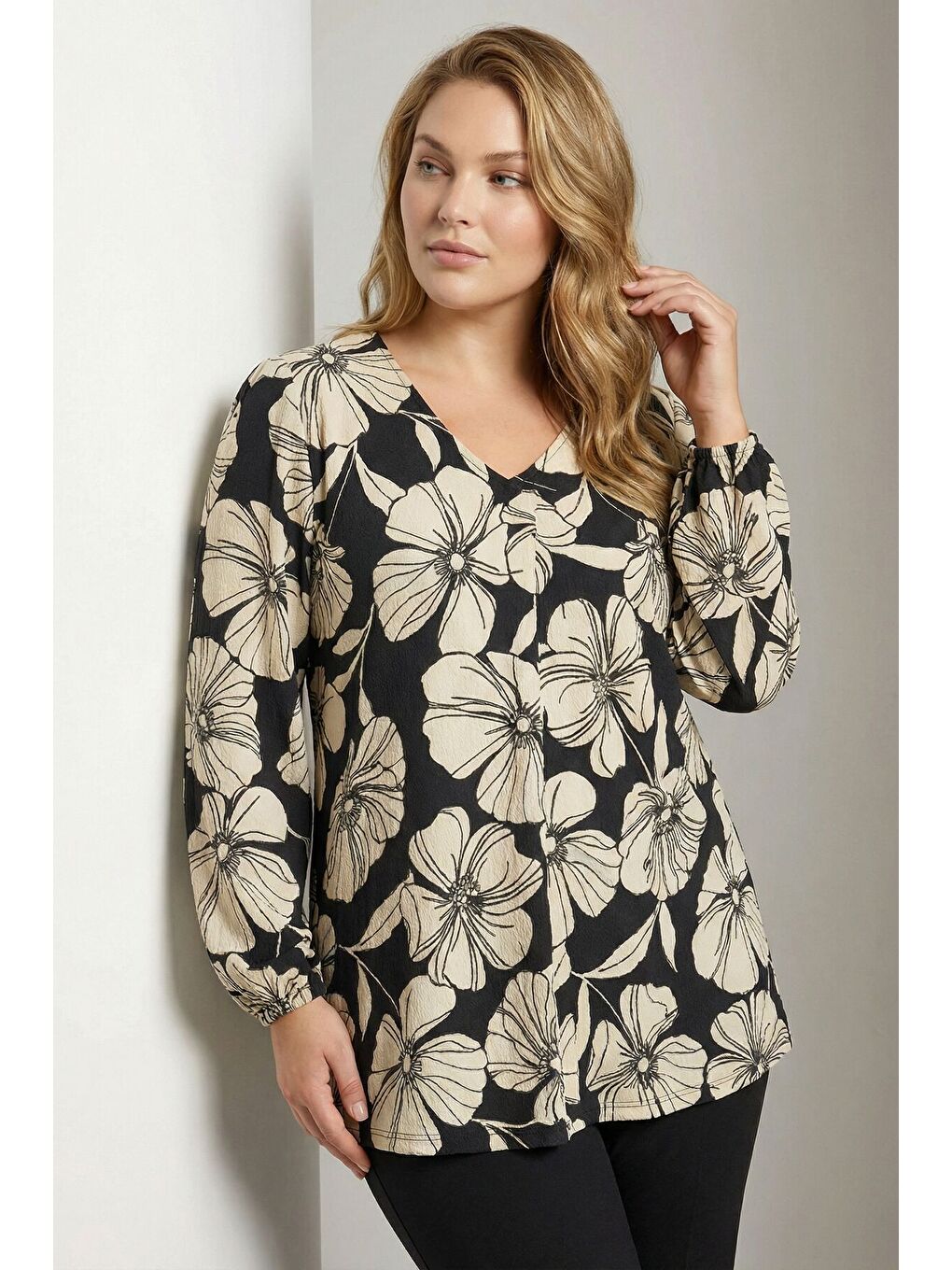 Beyaz Büyük Beden Siyah Krem Kontrast Çiçek Desenli Jersey Krep Bluz 615820