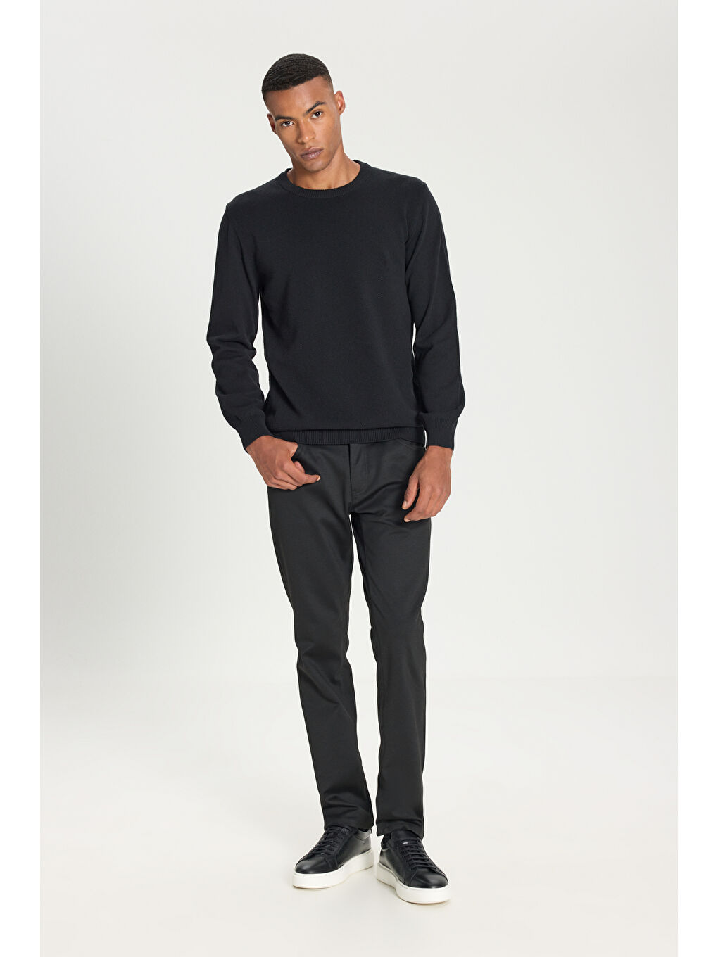 Erkek Siyah Pamuklu Standart Fit Normal Kesim Bisiklet Yaka Jakarlı Triko Kazak-1