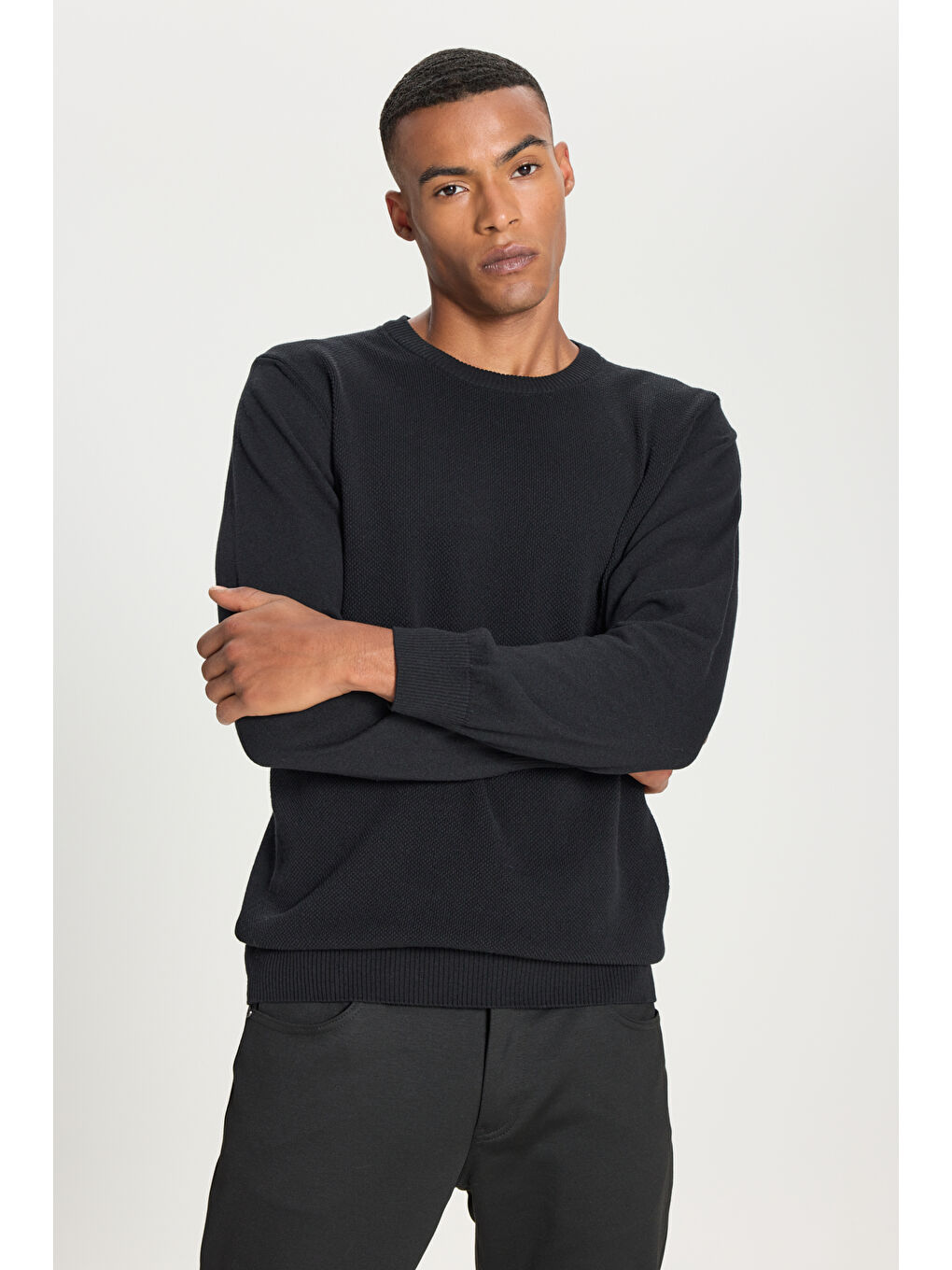 Erkek Siyah Pamuklu Standart Fit Normal Kesim Bisiklet Yaka Jakarlı Triko Kazak-2