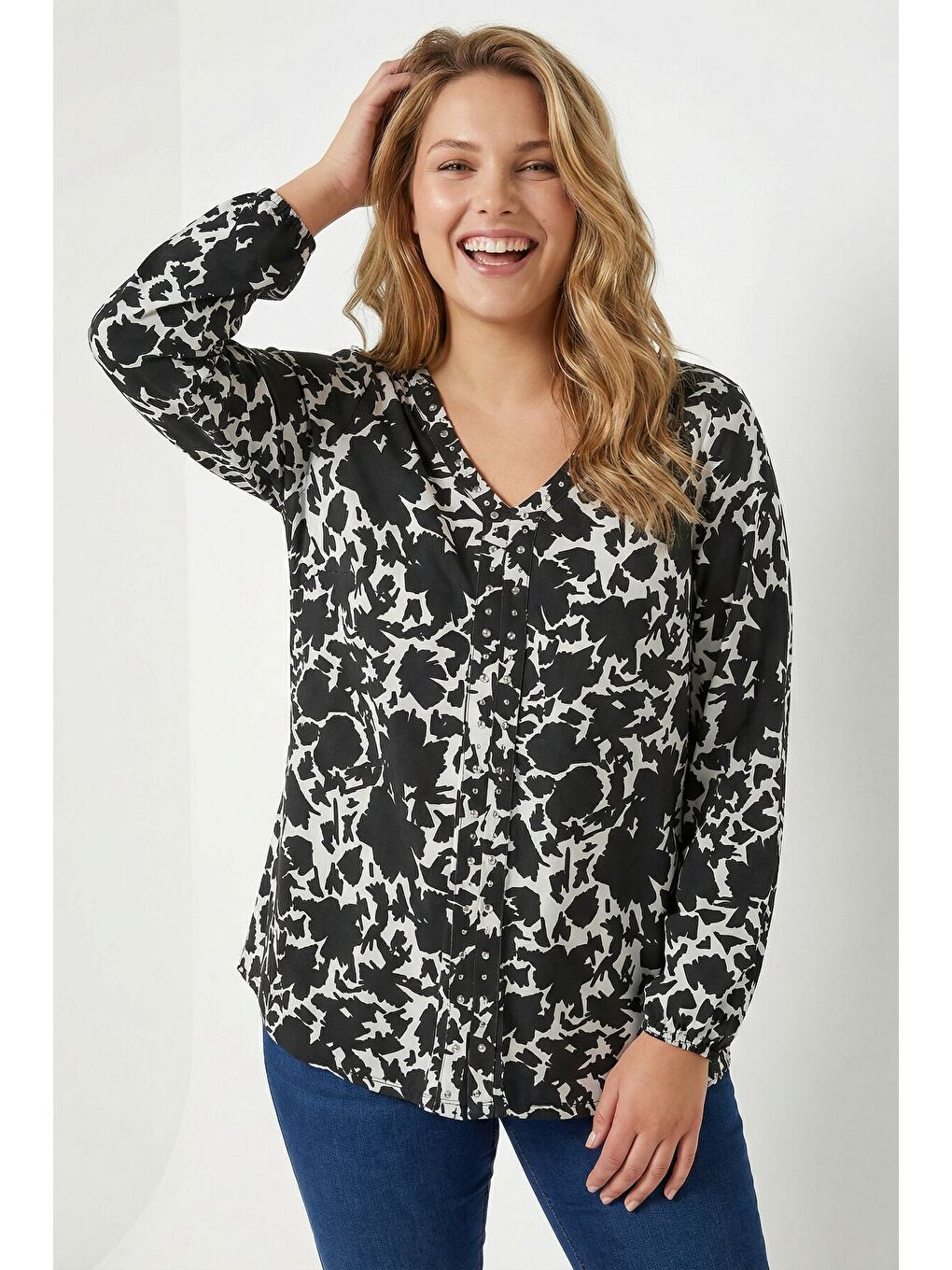 Beyaz Büyük Beden Siyah Soyut Desenli Taşlı Bluz 615712-3