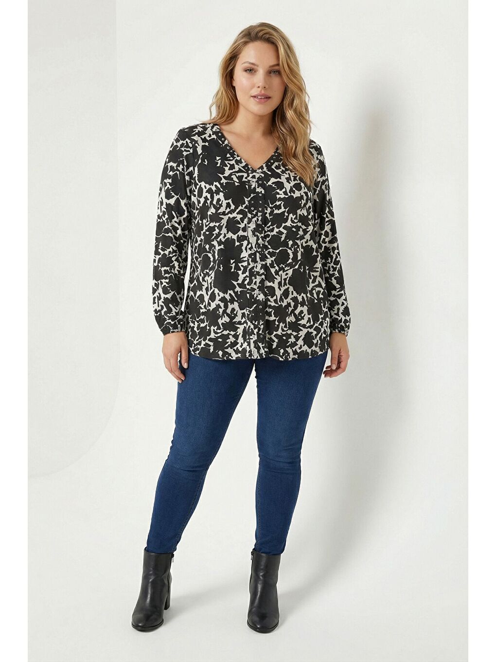 Beyaz Büyük Beden Siyah Soyut Desenli Taşlı Bluz 615712-4