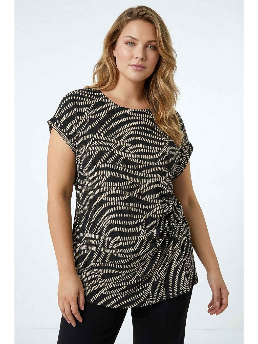 Beyaz Büyük Beden Bisiklet Yaka Siyah Soyut Baskılı Yandan Bağlamalı Bluz 616393