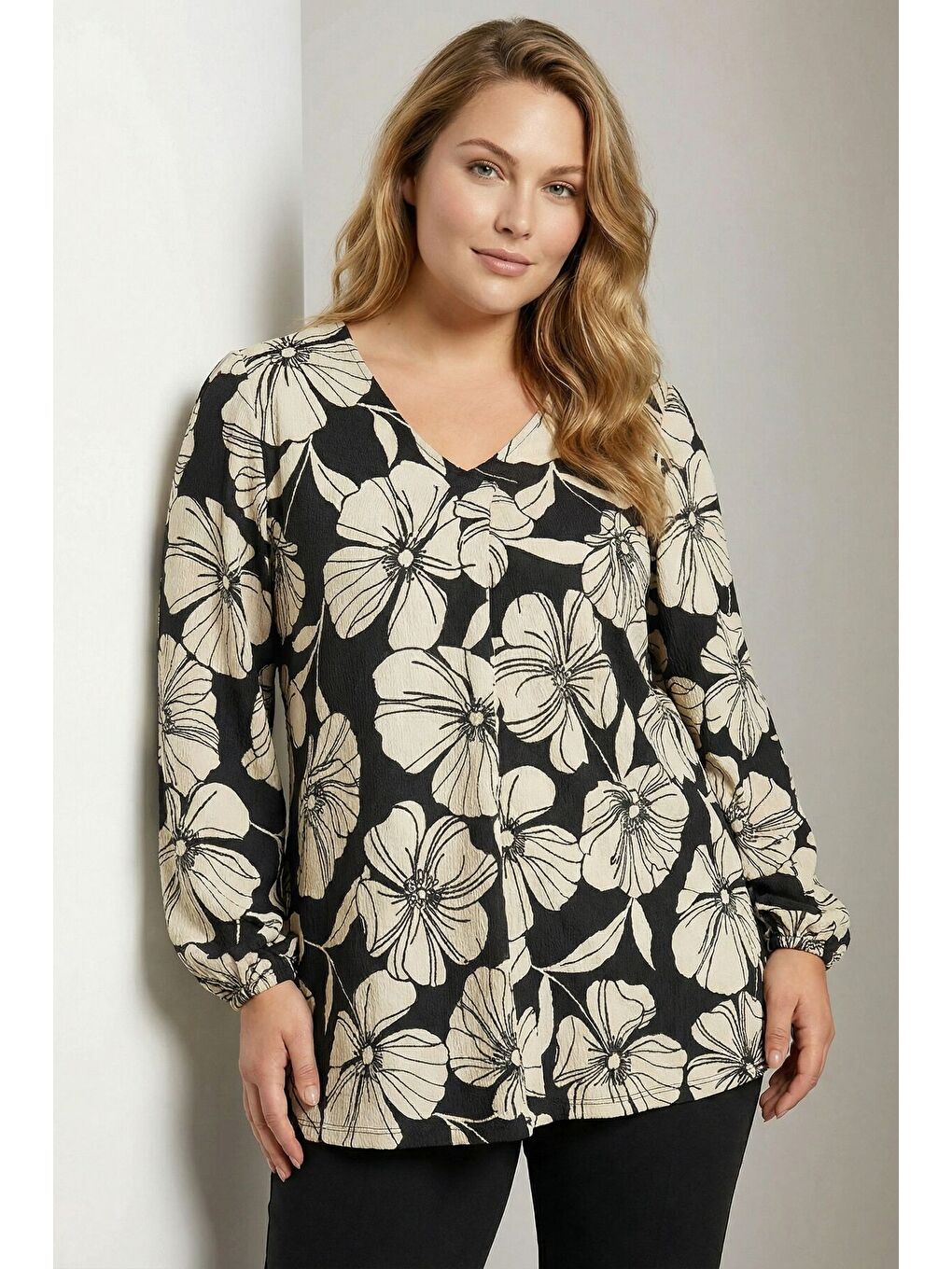 Beyaz Büyük Beden Siyah Krem Kontrast Çiçek Desenli Jersey Krep Bluz 615820-3