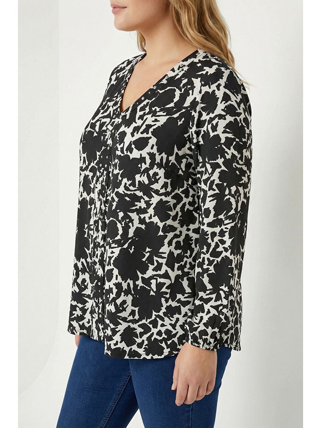 Beyaz Büyük Beden Siyah Soyut Desenli Taşlı Bluz 615712-5