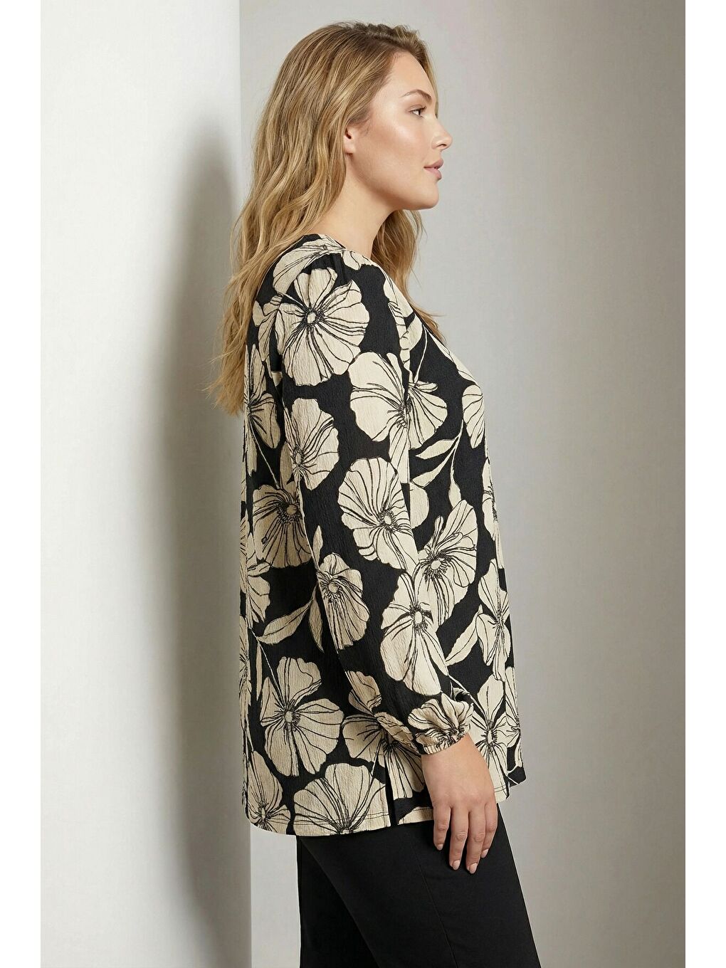 Beyaz Büyük Beden Siyah Krem Kontrast Çiçek Desenli Jersey Krep Bluz 615820-4