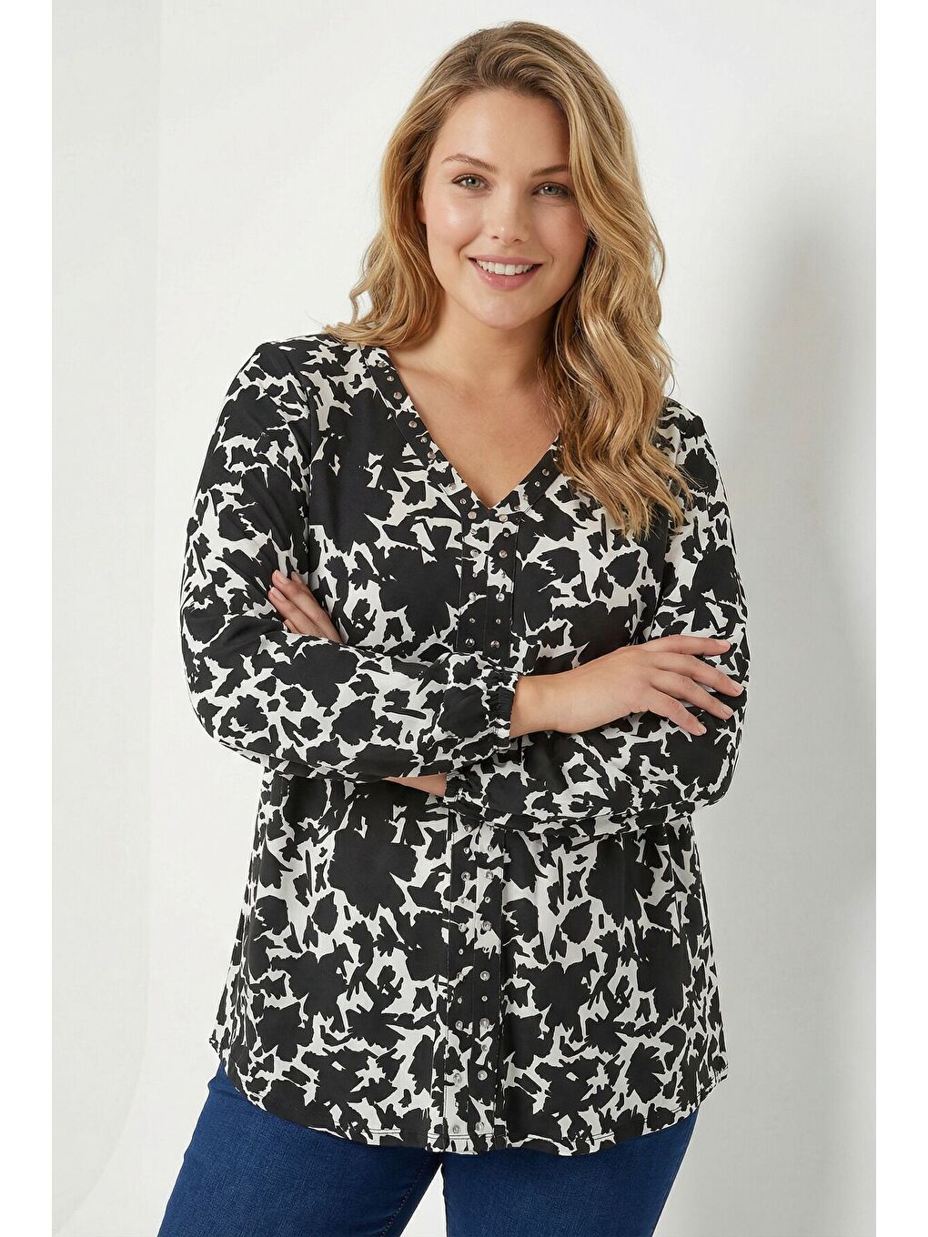 Beyaz Büyük Beden Siyah Soyut Desenli Taşlı Bluz 615712-6