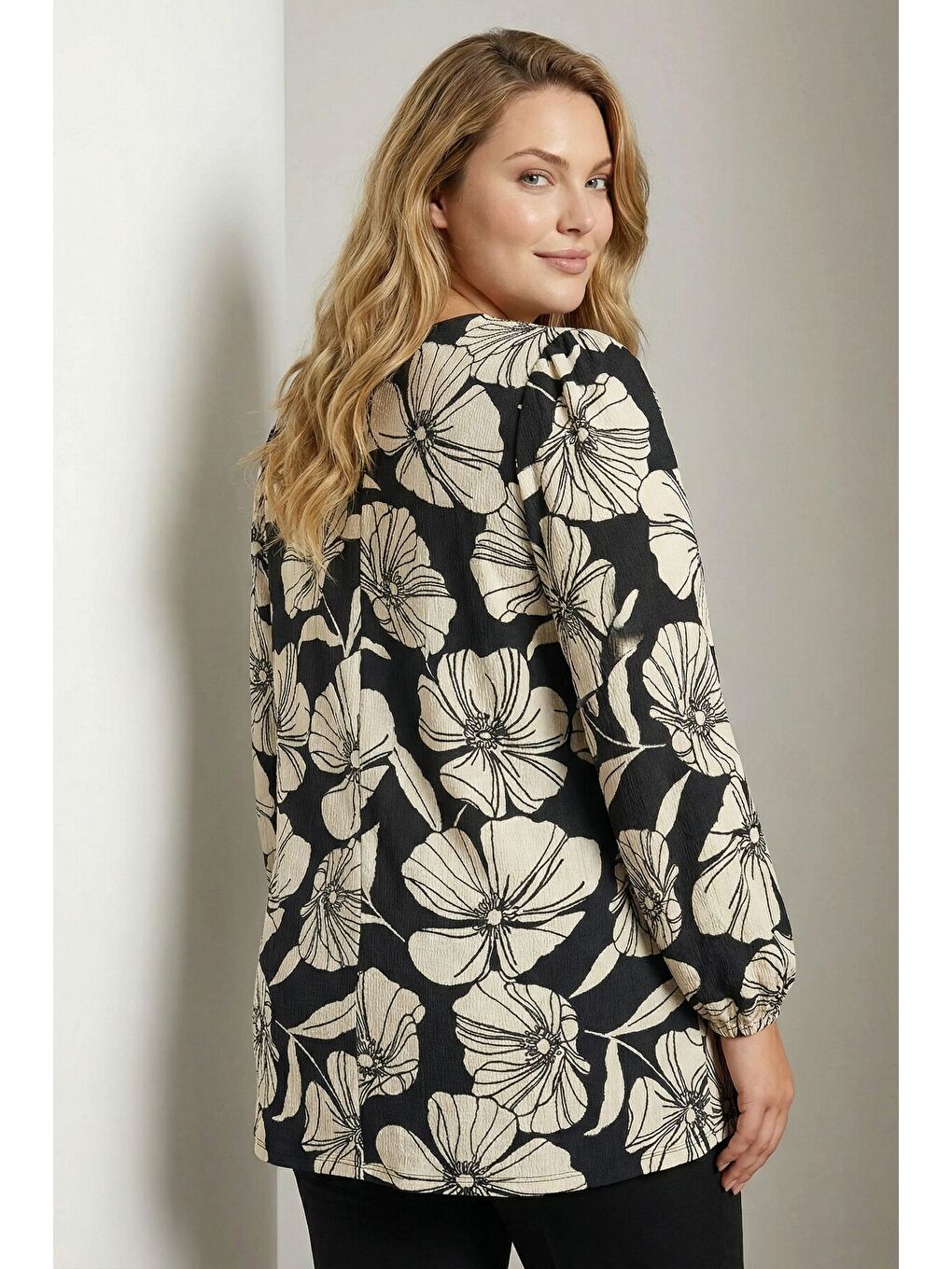 Beyaz Büyük Beden Siyah Krem Kontrast Çiçek Desenli Jersey Krep Bluz 615820-5