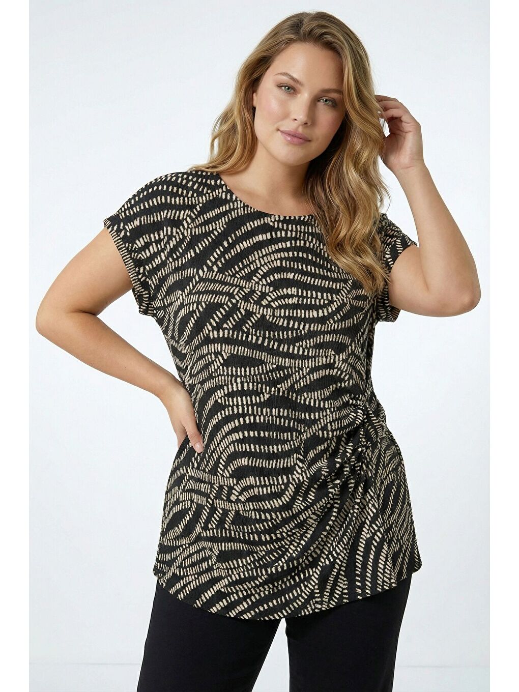 Beyaz Büyük Beden Bisiklet Yaka Siyah Soyut Baskılı Yandan Bağlamalı Bluz 616393-3