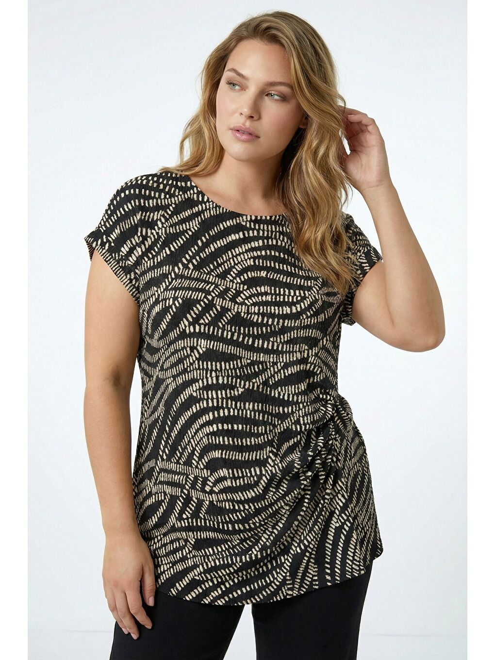 Beyaz Büyük Beden Bisiklet Yaka Siyah Soyut Baskılı Yandan Bağlamalı Bluz 616393-4