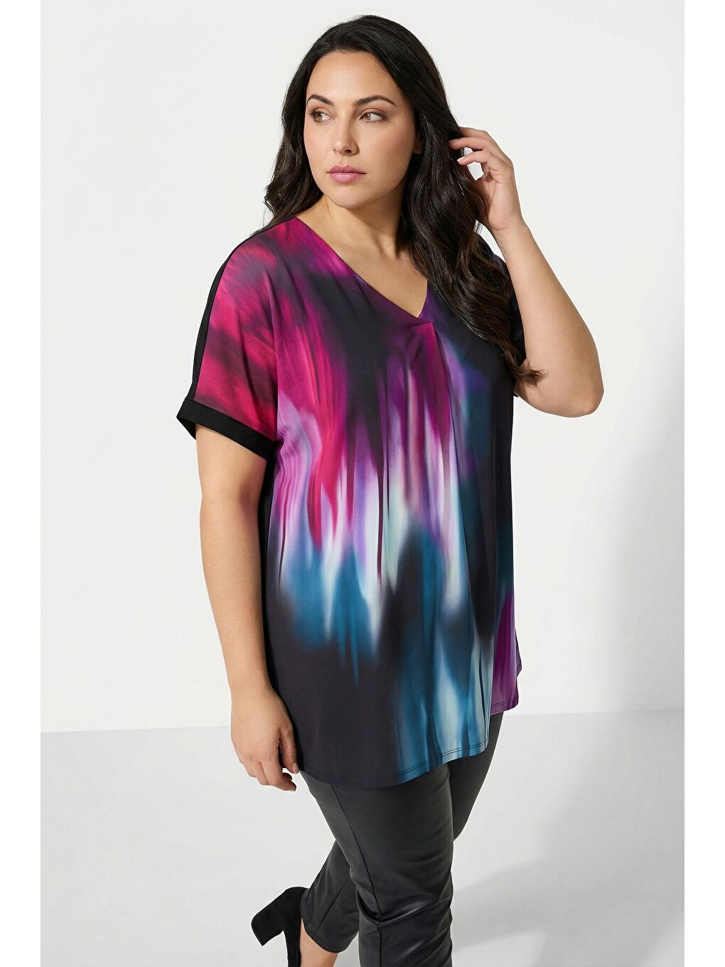 Büyük Beden Siyah Pembe Soyut Desenli V Yaka Bluz 616438-1