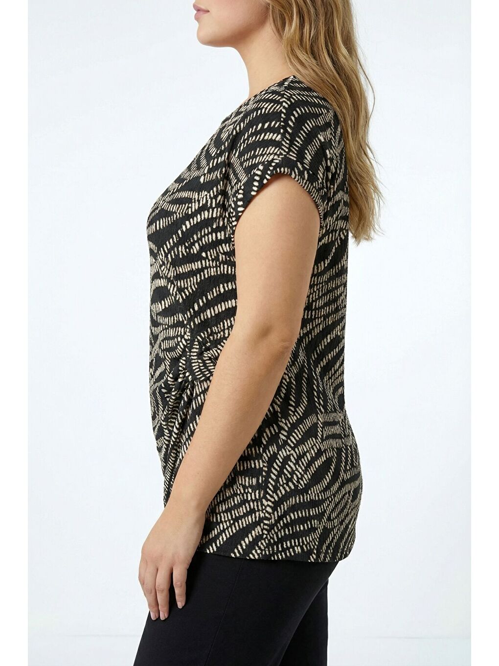 Beyaz Büyük Beden Bisiklet Yaka Siyah Soyut Baskılı Yandan Bağlamalı Bluz 616393-6