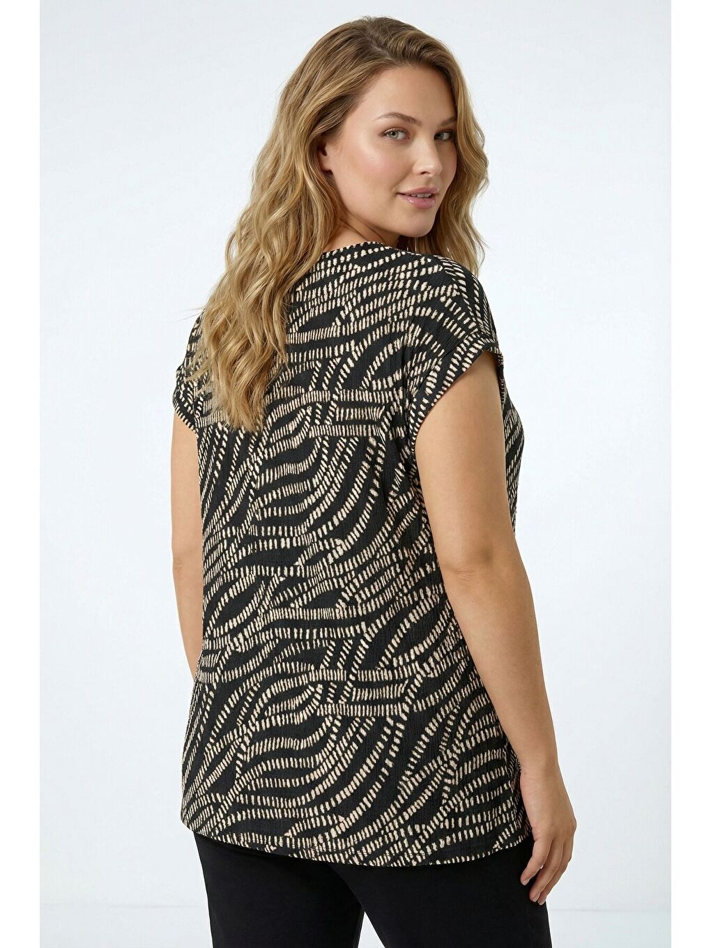 Beyaz Büyük Beden Bisiklet Yaka Siyah Soyut Baskılı Yandan Bağlamalı Bluz 616393-7