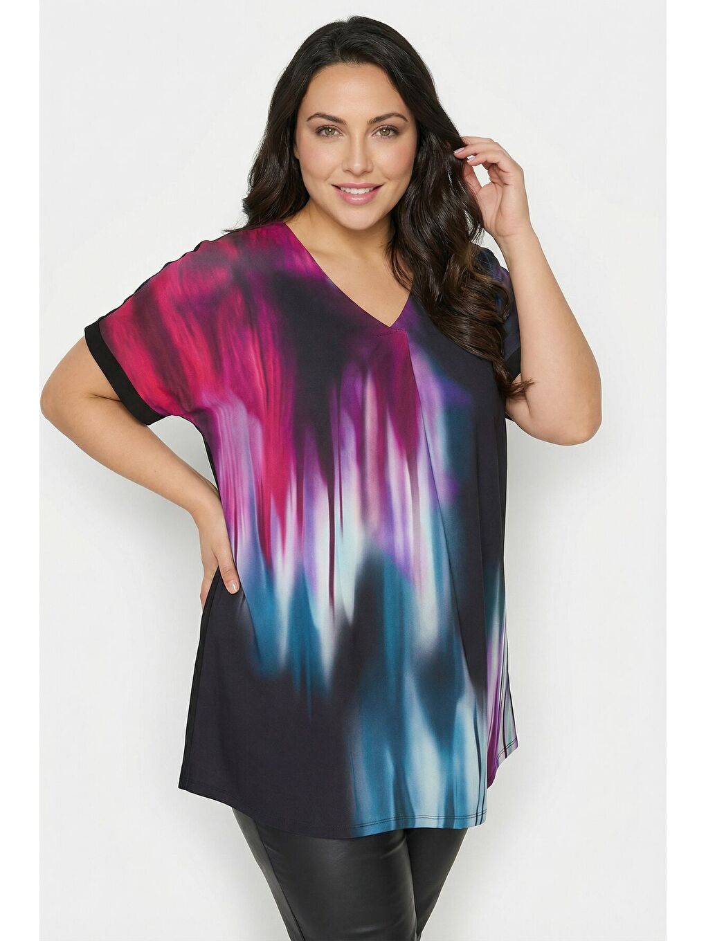 Büyük Beden Siyah Pembe Soyut Desenli V Yaka Bluz 616438-3