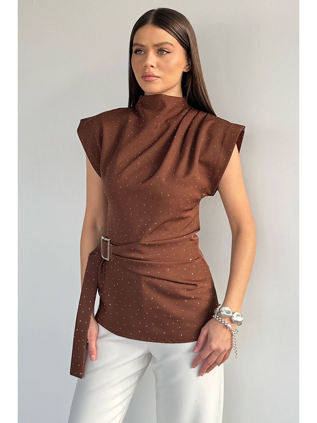 Kahverengi Kadın Taşlı Kemer Detaylı Bluz-1