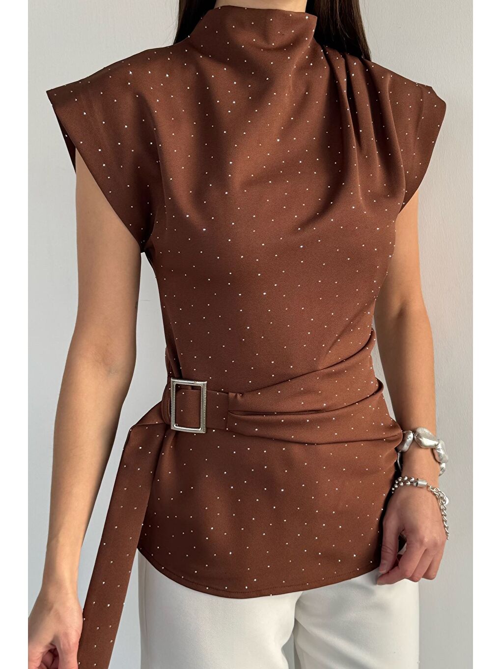 Kahverengi Kadın Taşlı Kemer Detaylı Bluz-2