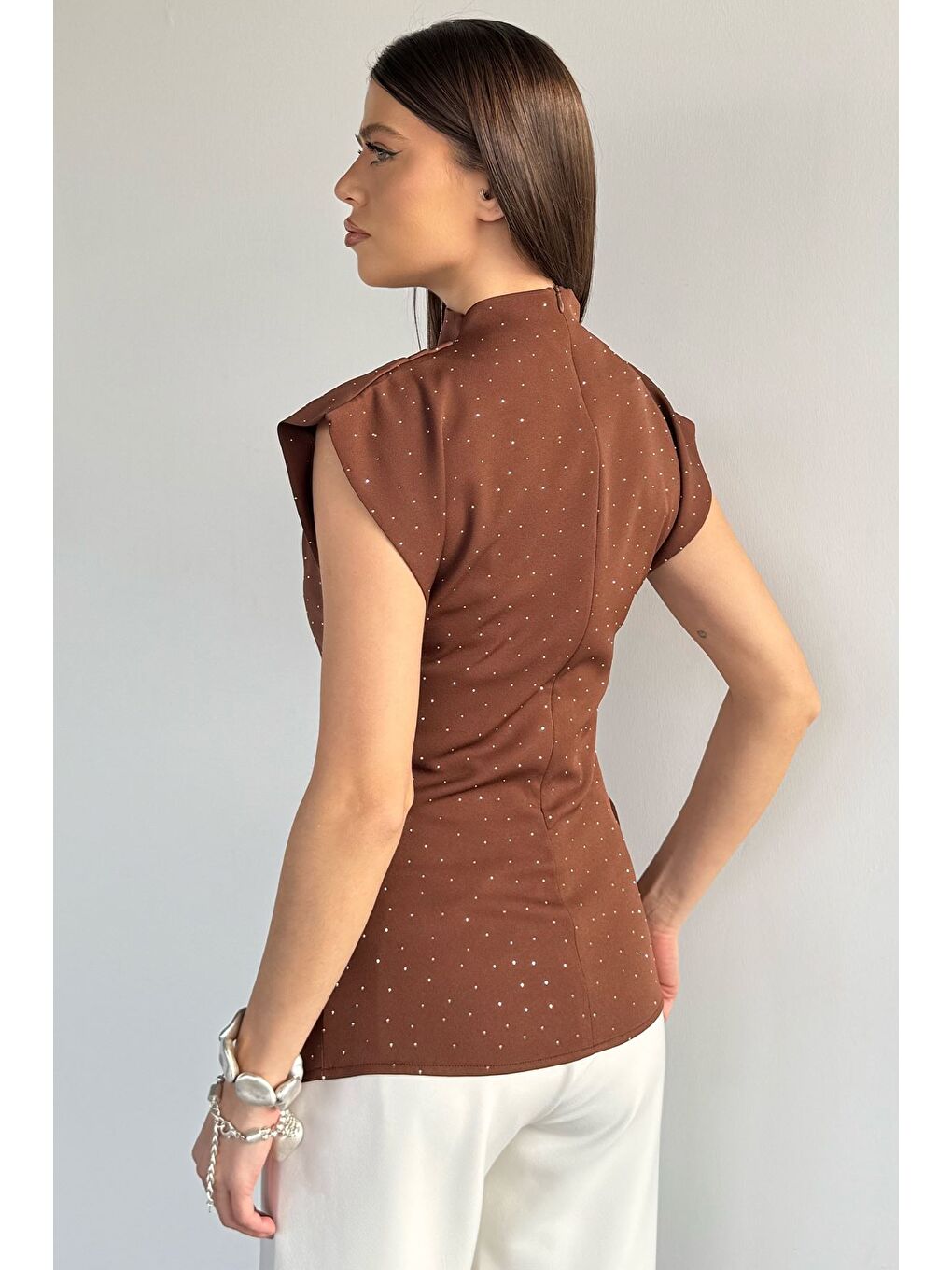 Kahverengi Kadın Taşlı Kemer Detaylı Bluz-3