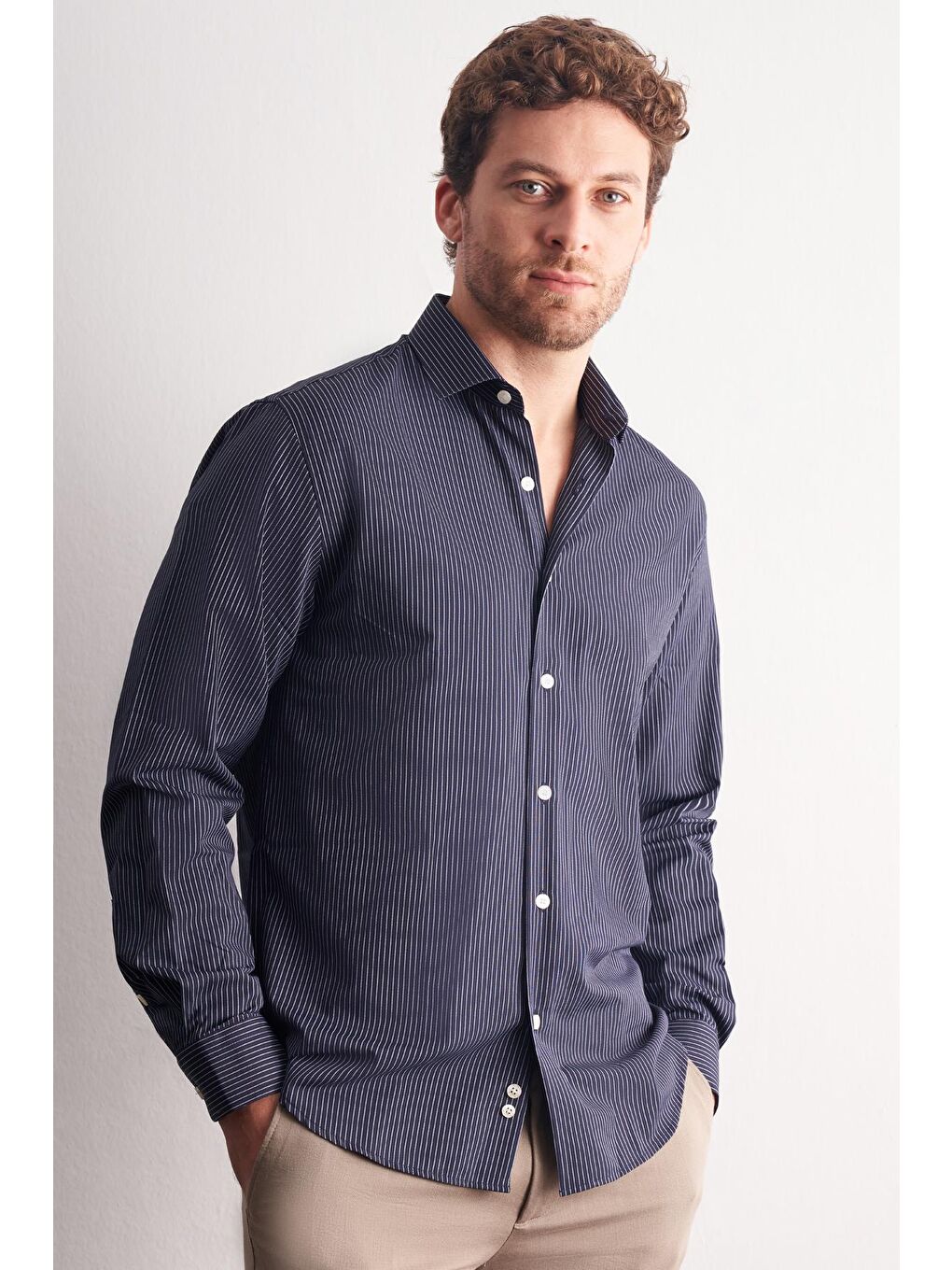 Lacivert - Beyaz Yarım İtalyan Yaka Çizgili Desen Uzun Kol Slim Fit Pamuklu Gömlek 1004255179-2