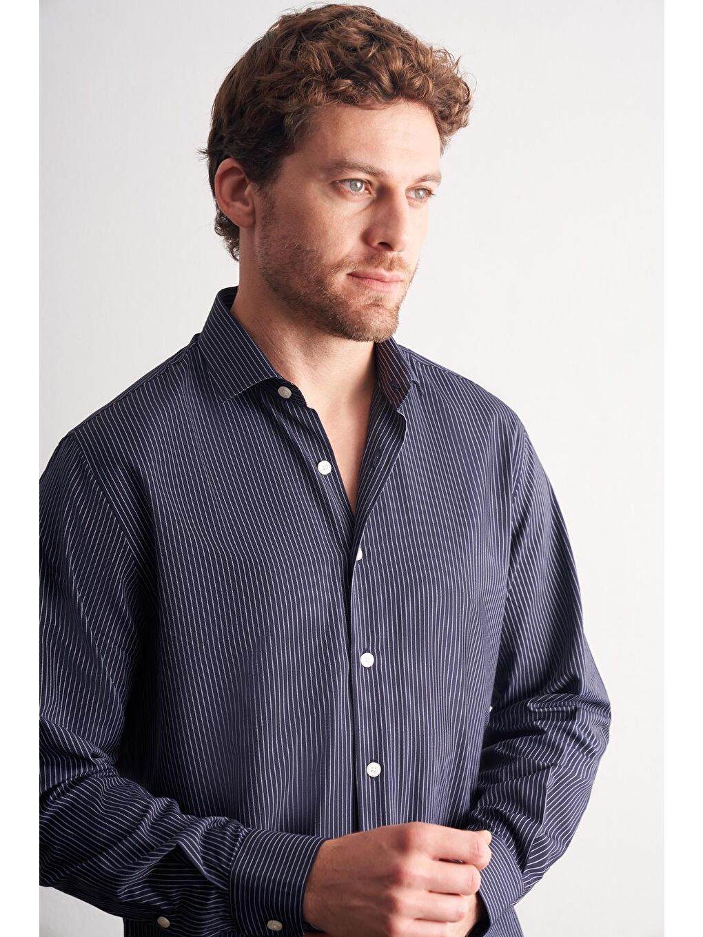 Lacivert - Beyaz Yarım İtalyan Yaka Çizgili Desen Uzun Kol Slim Fit Pamuklu Gömlek 1004255179-3