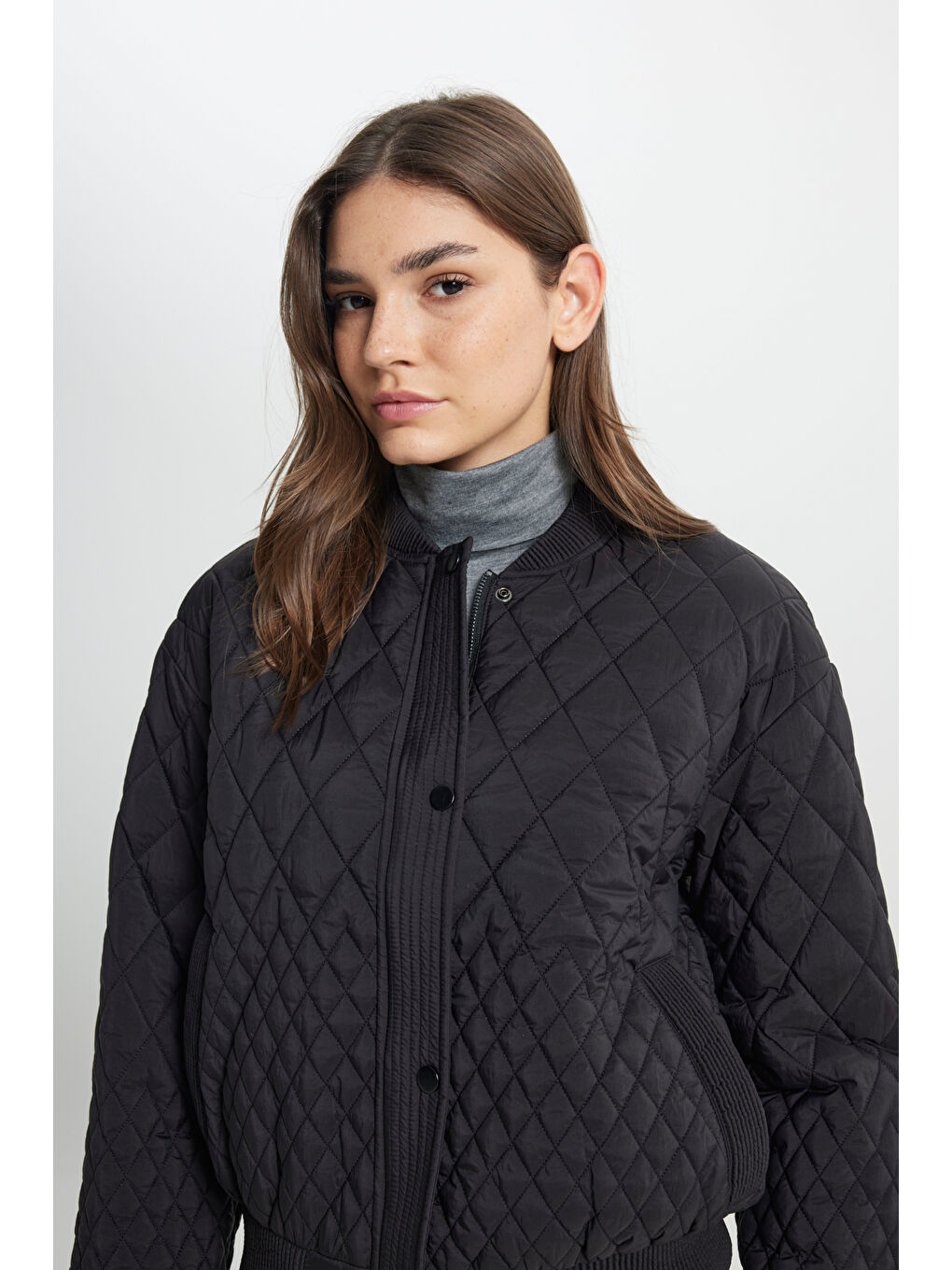 Loose Fit Rahat Kesim Kapitone Detaylı Siyah Bomber Ceket-4