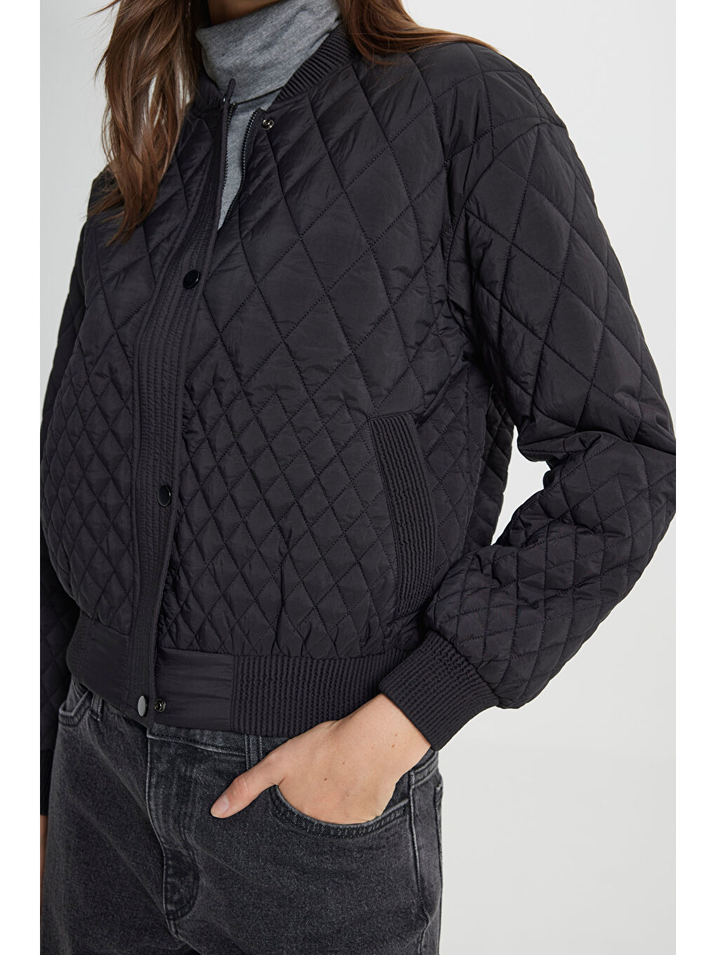 Loose Fit Rahat Kesim Kapitone Detaylı Siyah Bomber Ceket-6