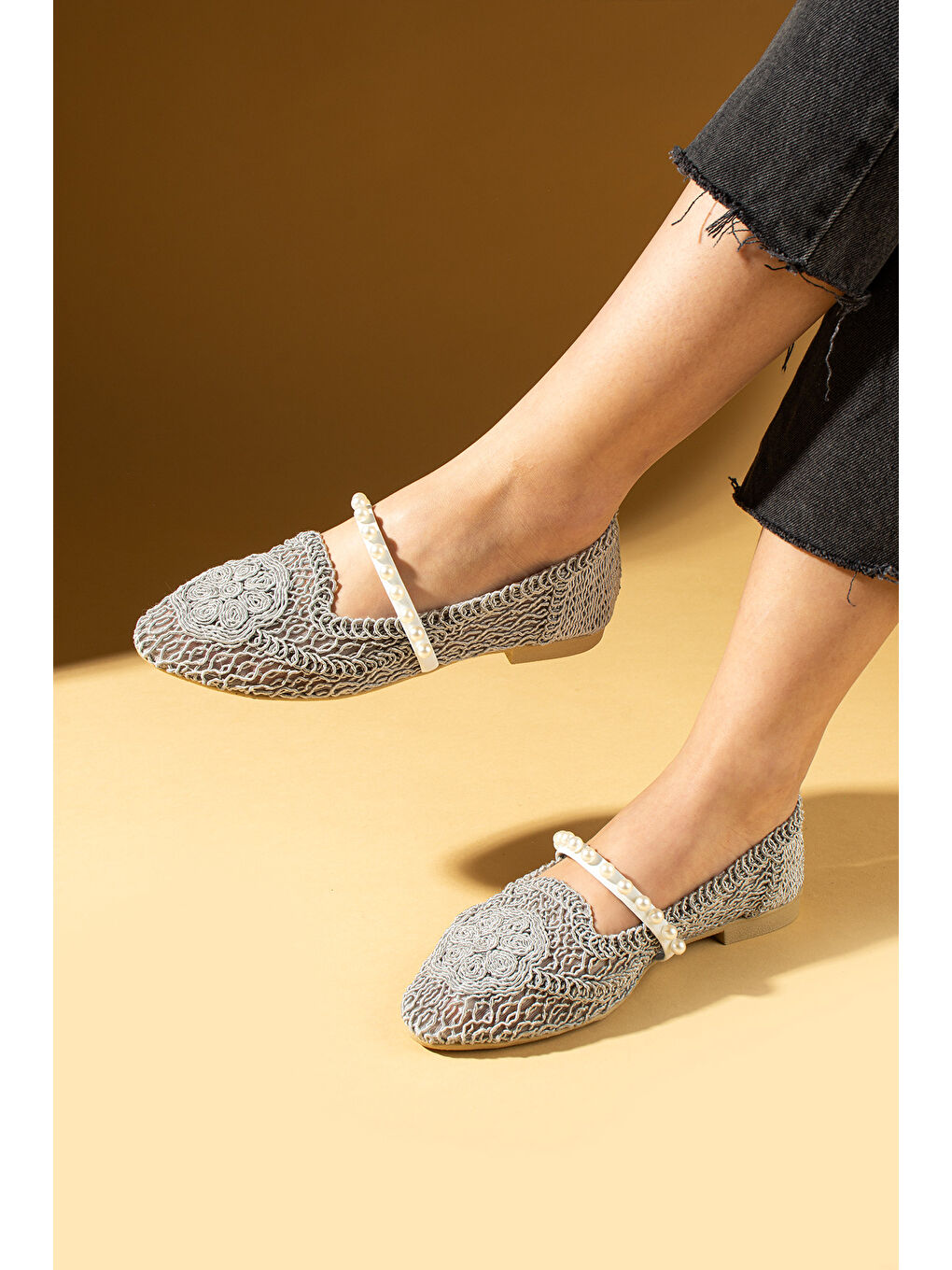 Gri Çiçek Nakışlı İncili Rahat Taban Kadın Babet 81-120-25Nakış-1