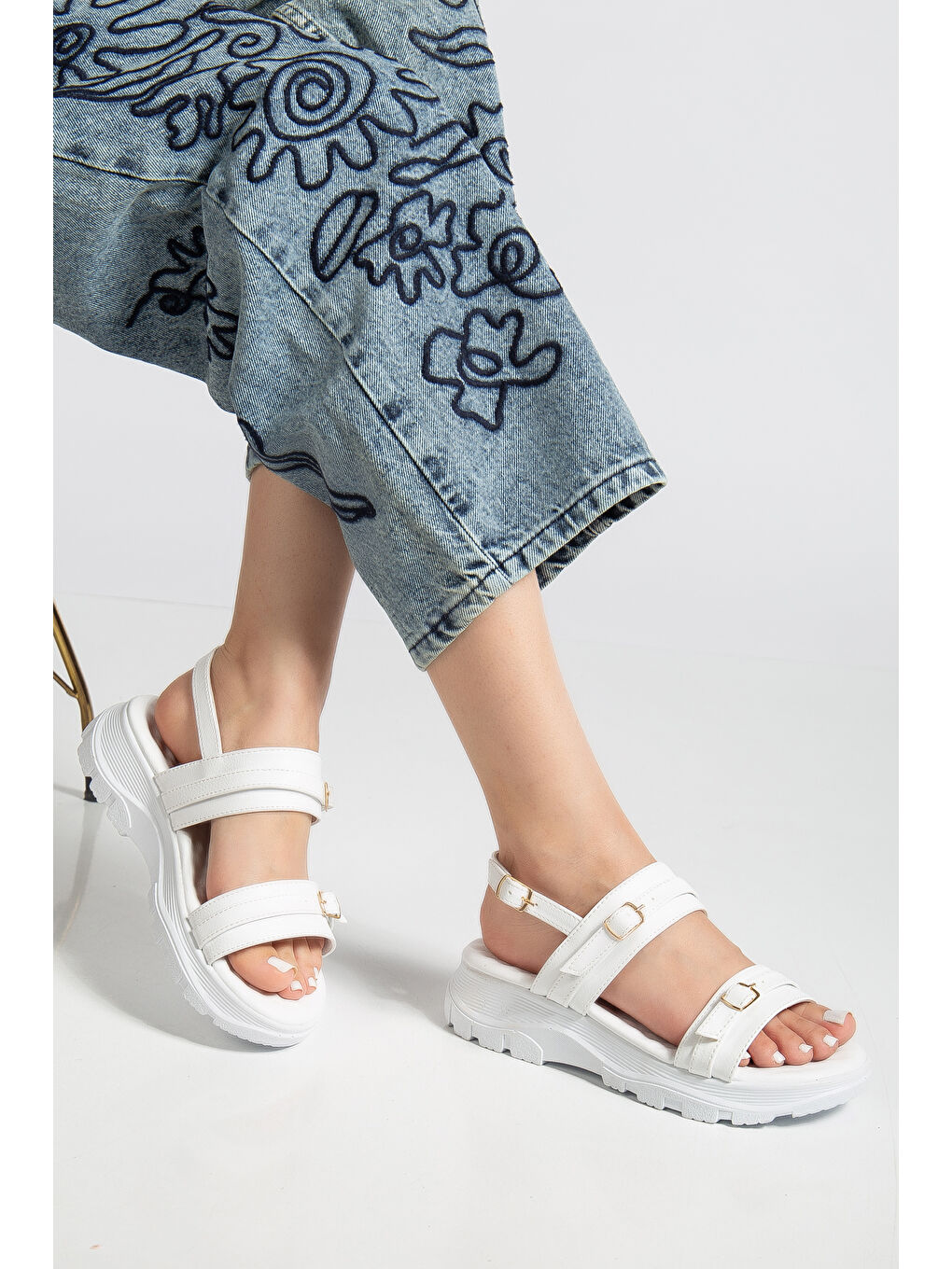 Kadın Beyaz Poli Taban Toka Detaylı Çift Bantlı Sandalet