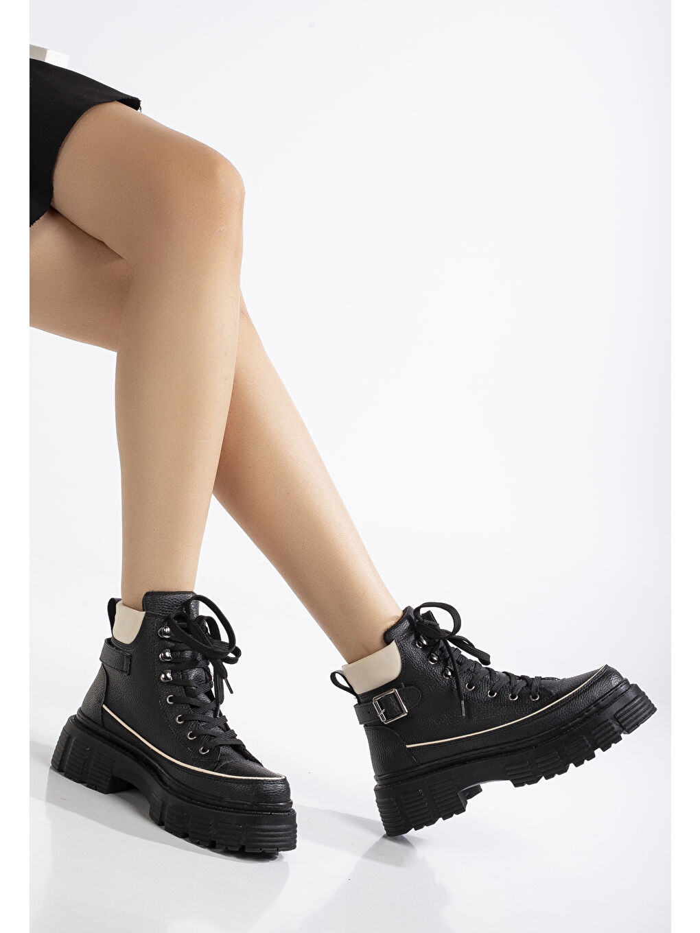 Kadın Siyah Yüksek Poli Taban Yanı Tokalı Bağcıklı Bot