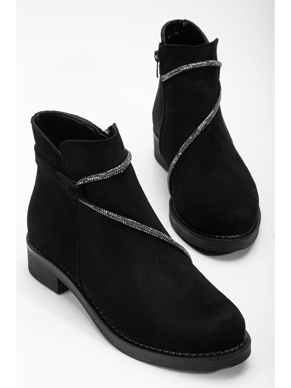 Kadın Siyah Süet Termo Taban Taş Halatlı Fermuarlı Kısa Topuklu Bot