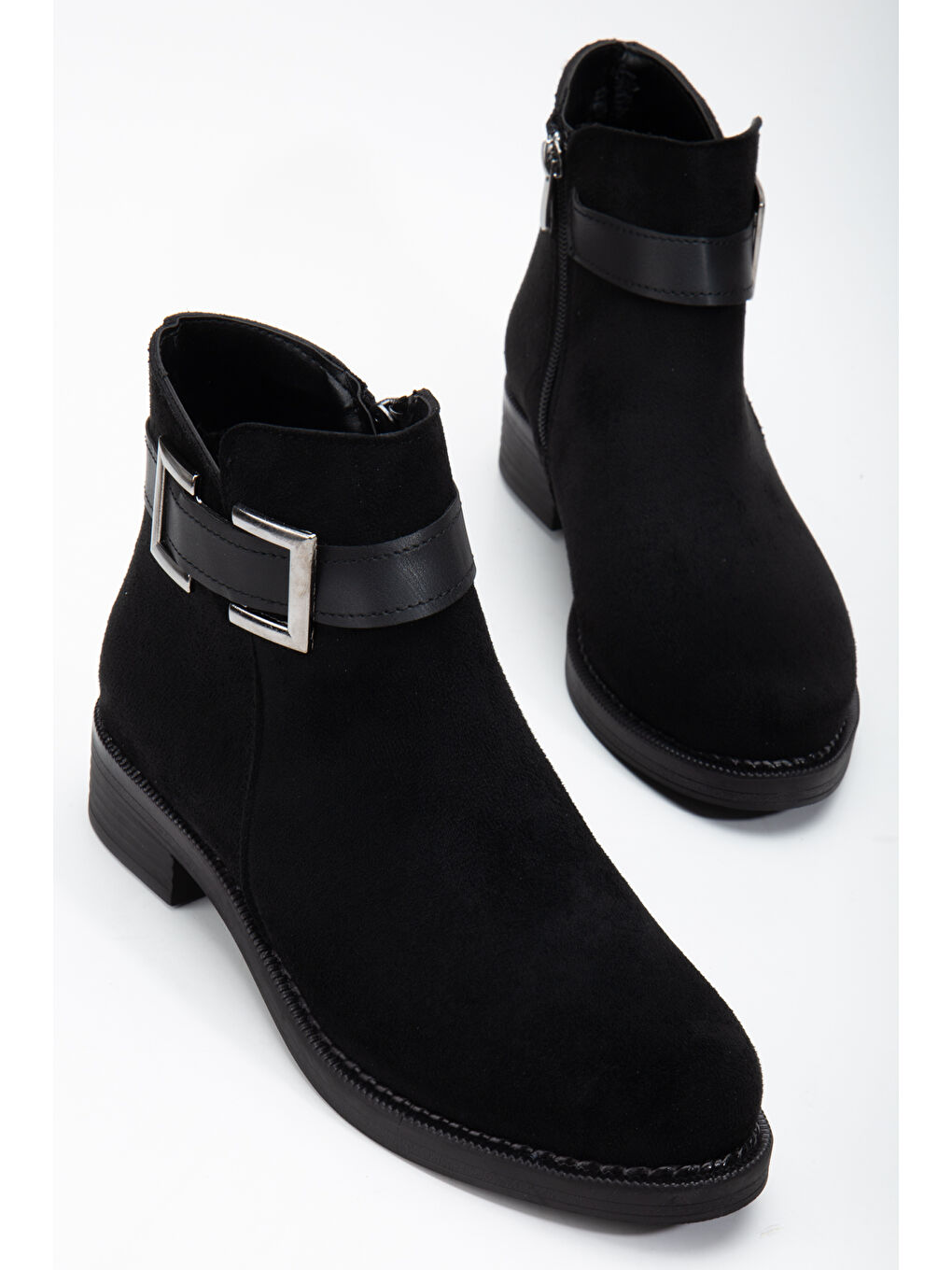 Kadın Siyah Süet Termo Taban Tokalı Fermuarlı Kısa Topuklu Bot