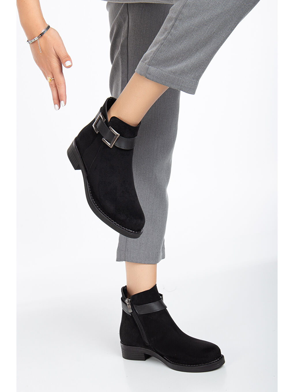 Kadın Siyah Süet Termo Taban Tokalı Fermuarlı Kısa Topuklu Bot-1