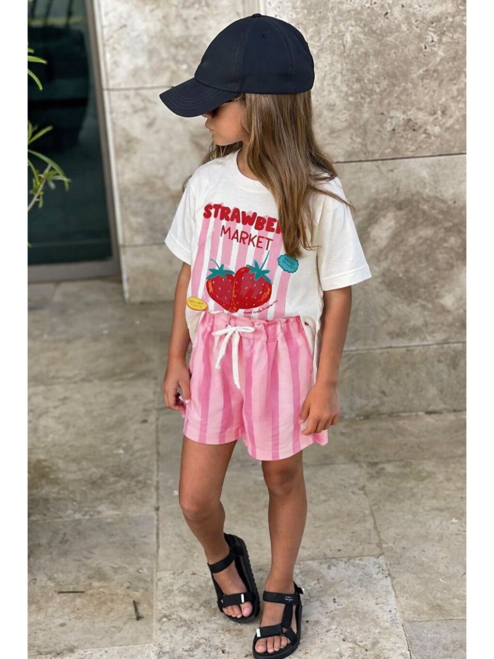 Ekru Kız Çocuk Pamuklu Çilek Baskılı T-Shirt Ve Çizgili Şort Alt Üst Takım