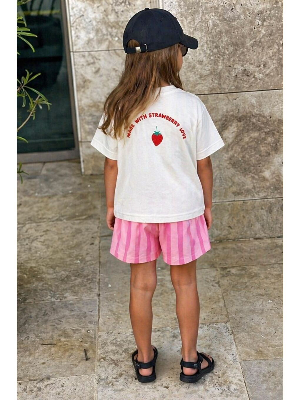 Ekru Kız Çocuk Pamuklu Çilek Baskılı T-Shirt Ve Çizgili Şort Alt Üst Takım-1