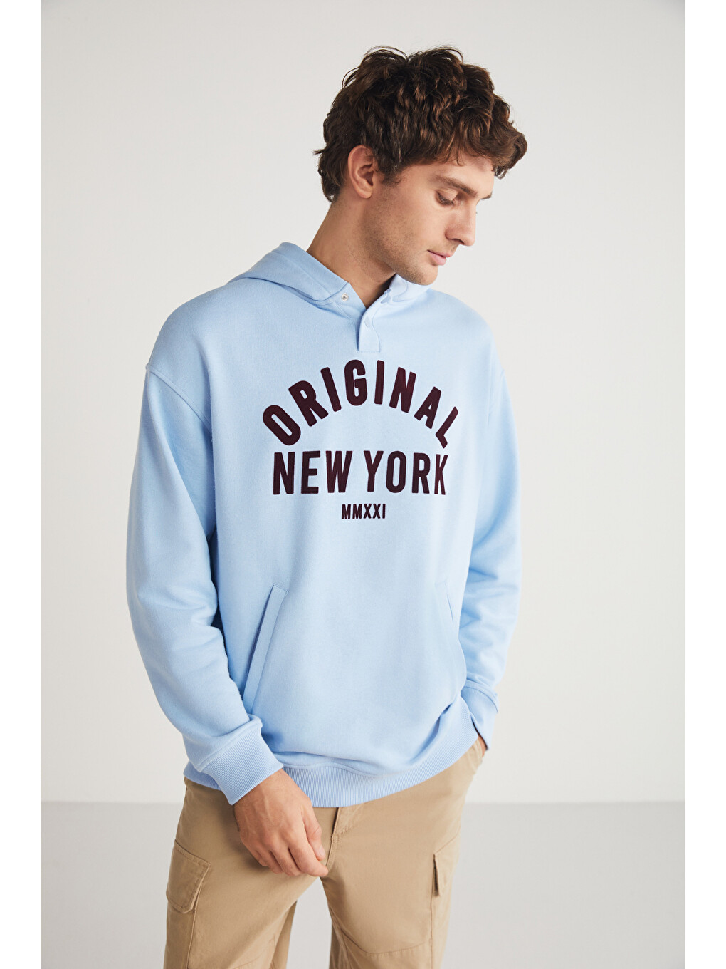 Aleksı Erkek Kapüşonlu Çıtçıt Detaylı Kanguru Cepli Baskılı Açık Mavi Sweatshirt
