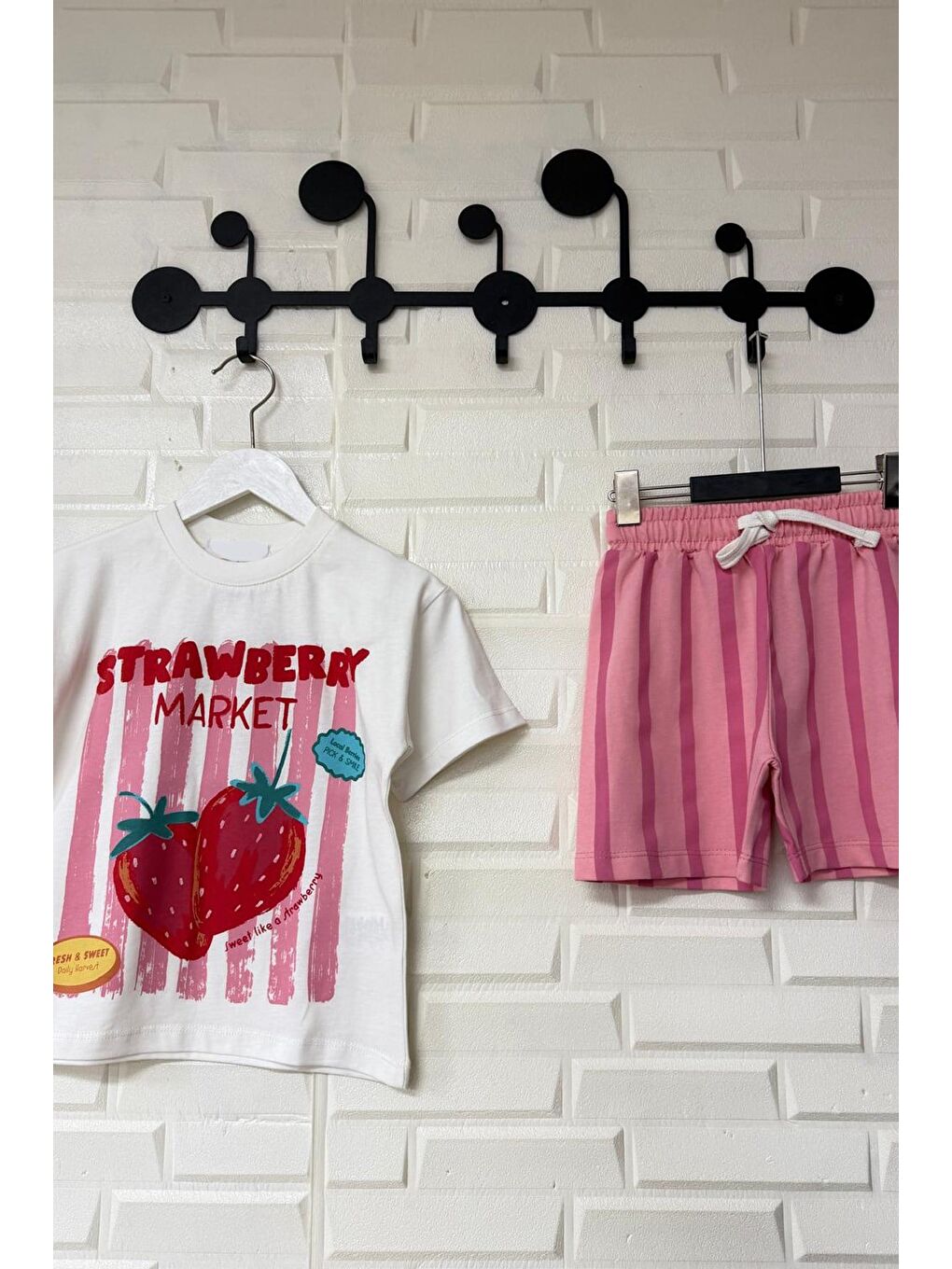 Ekru Kız Çocuk Pamuklu Çilek Baskılı T-Shirt Ve Çizgili Şort Alt Üst Takım-2