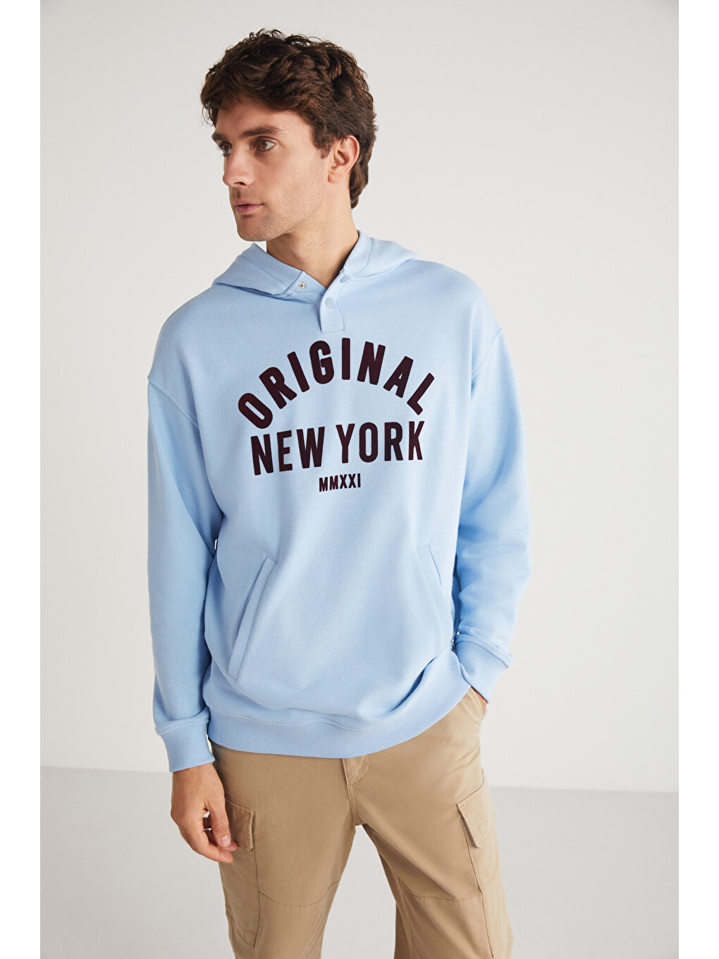Aleksı Erkek Kapüşonlu Çıtçıt Detaylı Kanguru Cepli Baskılı Açık Mavi Sweatshirt-1